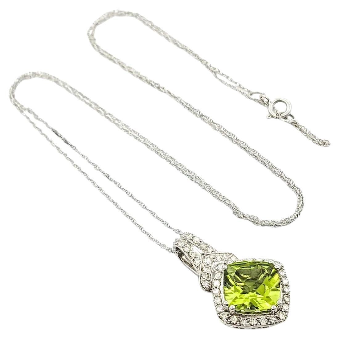 Strahlender Peridot & Diamant Tropfenanhänger aus 10k Weißgold