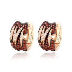 Orecchini Huggie Hoop in oro rosa 14KT con granato rosso e diamanti