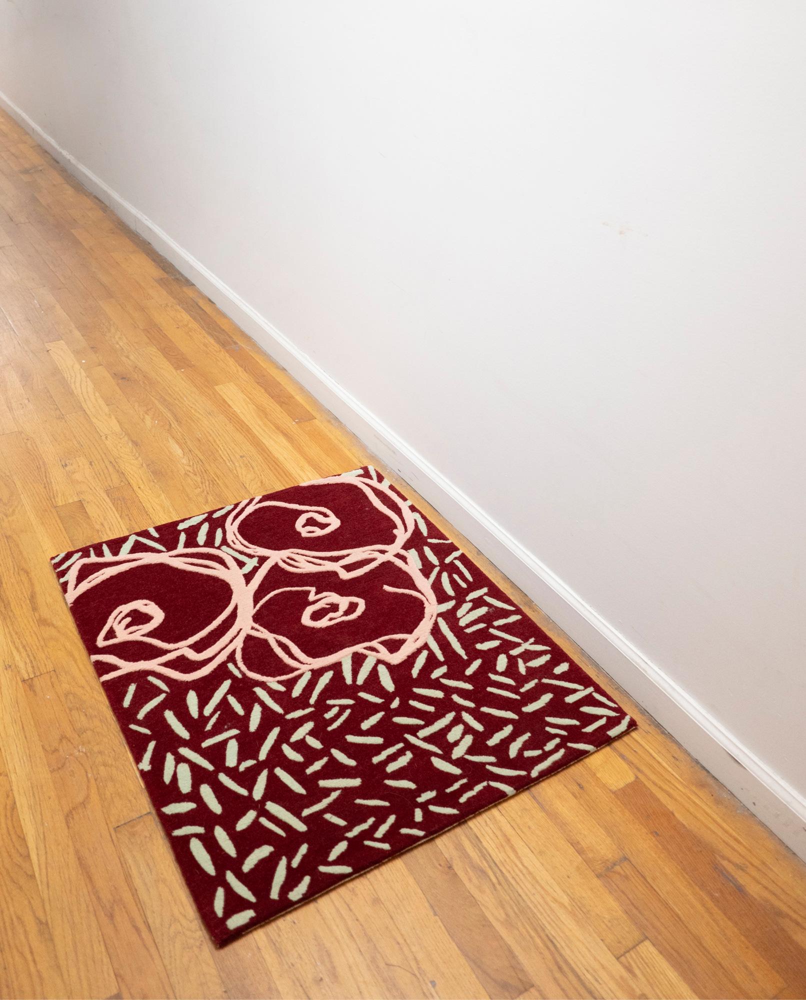 Strahlend roter handgefertigter Nepalteppich mit Blumen (natürliche umweltfreundliche Wolle) (Moderne) im Angebot