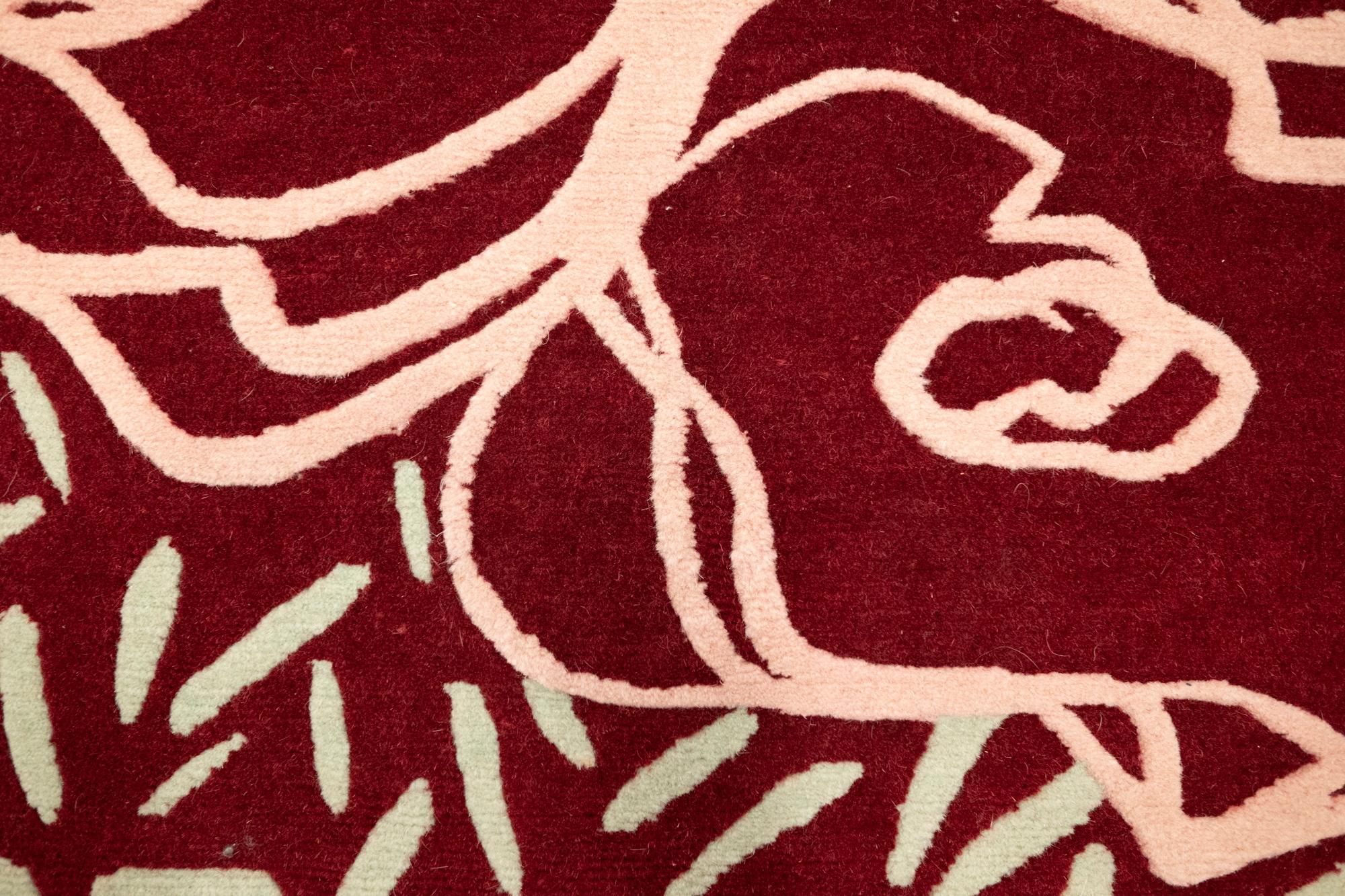 Strahlend roter handgefertigter Nepalteppich mit Blumen (natürliche umweltfreundliche Wolle) (Handgeknüpft) im Angebot