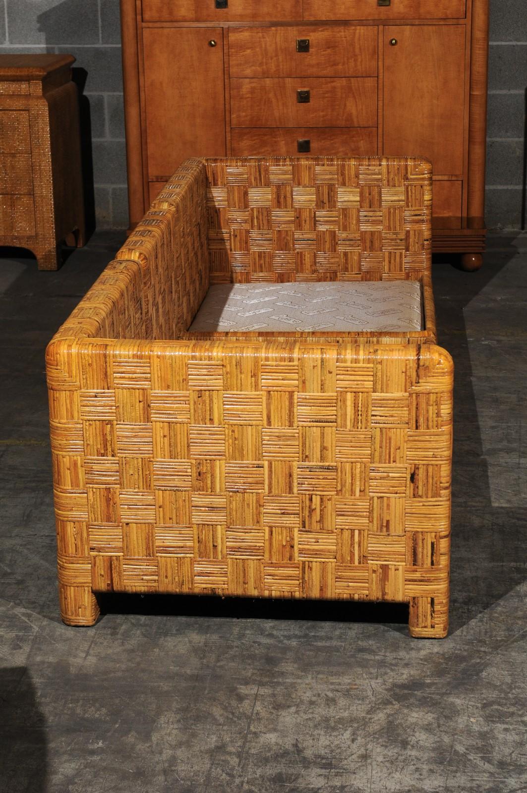 Radiant restauriertes Parsons-Sofa aus Rohrkorbgeflecht im Billy Baldwin-Stil, um 1975 im Angebot 5