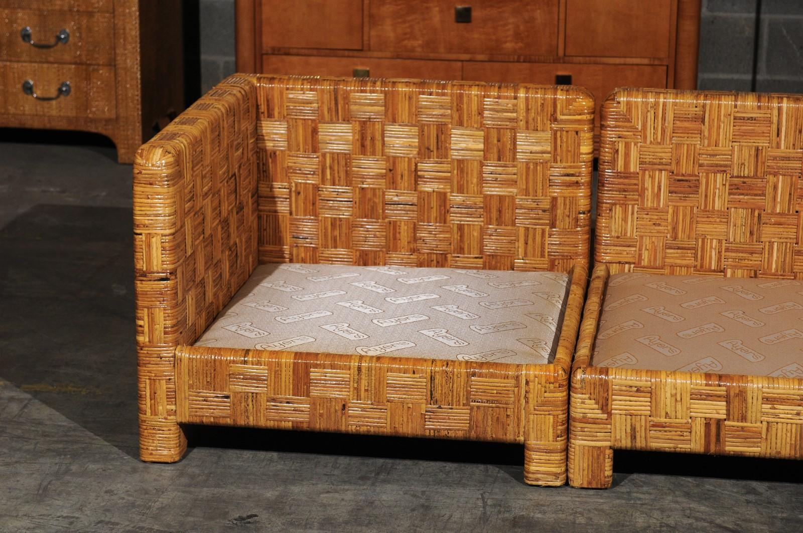 Radiant restauriertes Parsons-Sofa aus Rohrkorbgeflecht im Billy Baldwin-Stil, um 1975 (Moderne der Mitte des Jahrhunderts) im Angebot