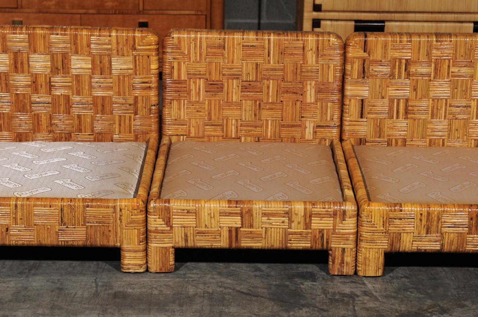 Radiant restauriertes Parsons-Sofa aus Rohrkorbgeflecht im Billy Baldwin-Stil, um 1975 (amerikanisch) im Angebot