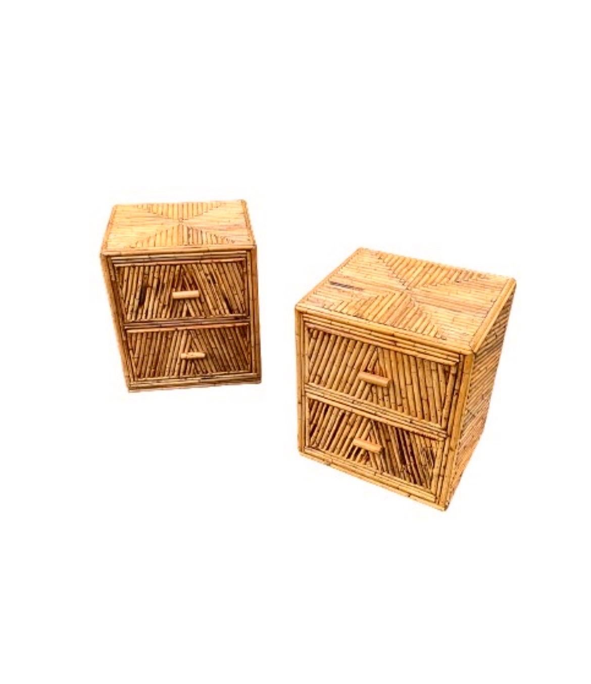 Paire de petites commodes cubiques en bambou et acajou restaurées, circa 1970 en vente 11