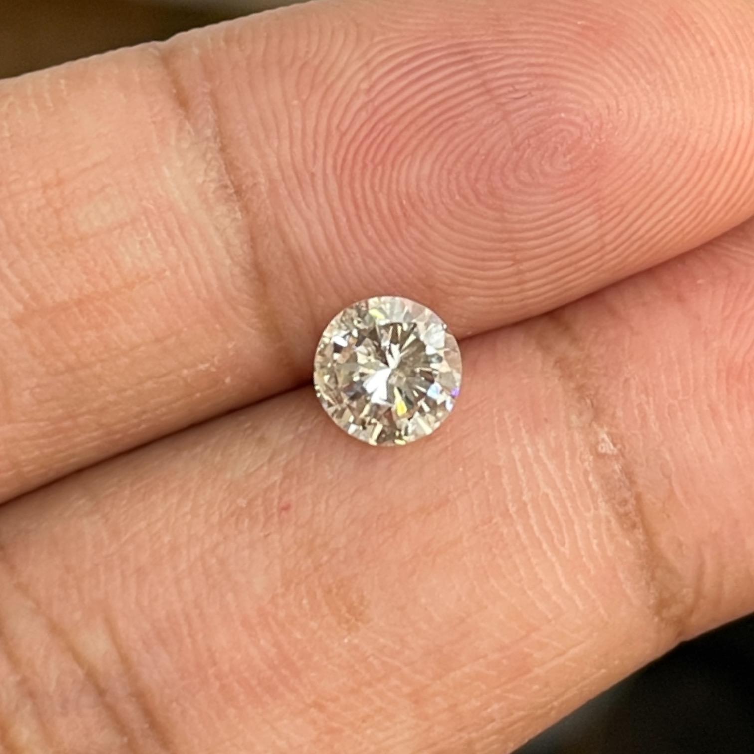 This stunning round brilliant-cut diamond is a perfect example of timeless elegance paired with distinctive character. Its expertly cut facets allow for breathtaking brilliance and sparkle from every angle. Natural inclusions inside the diamond add