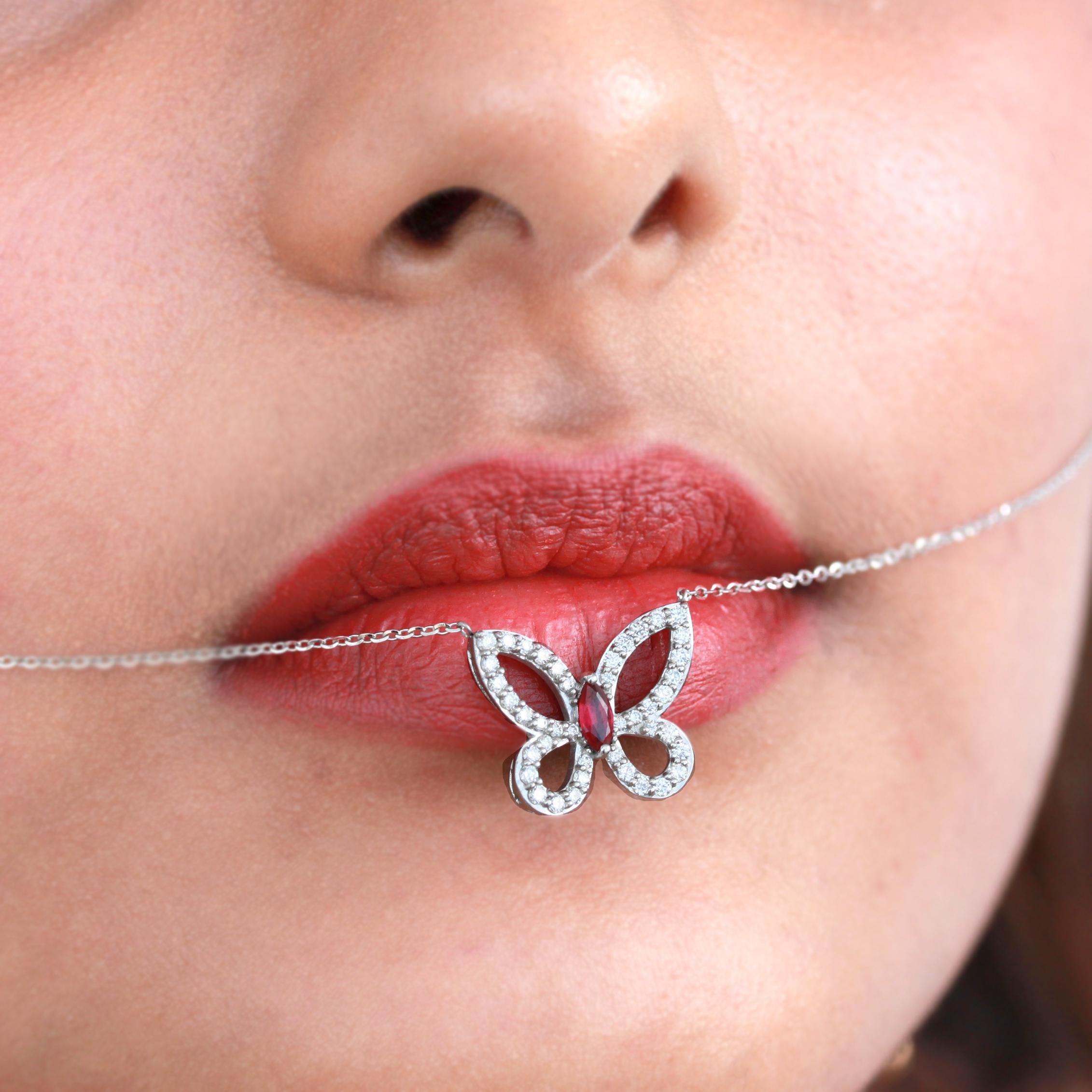 Papillon Rubis Radieux : Un étonnant collier à pendentifs orné de diamants Pour femmes en vente