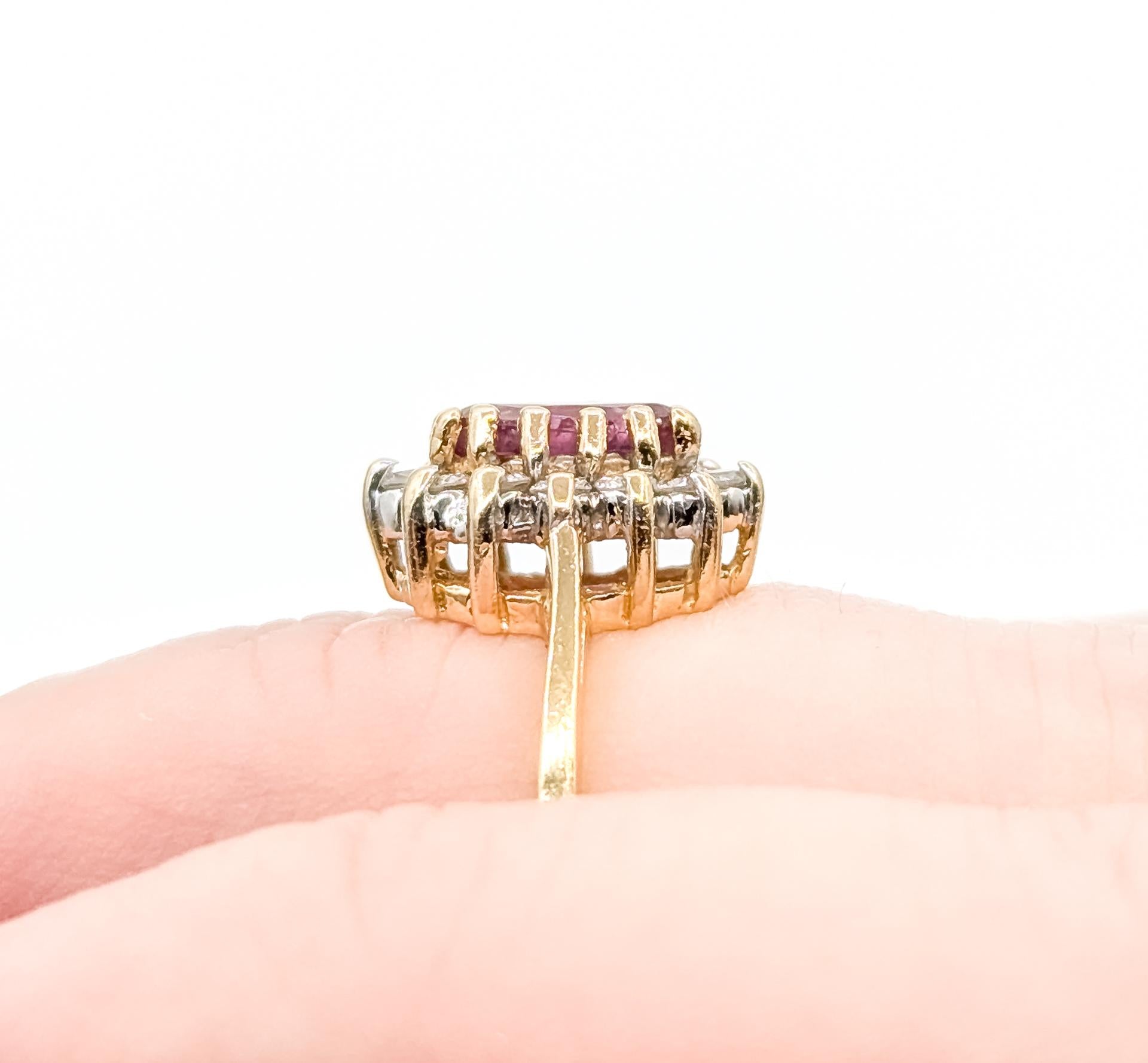 Taglio marquise Anello a raggiera con rubino e diamanti in 14 carati in vendita