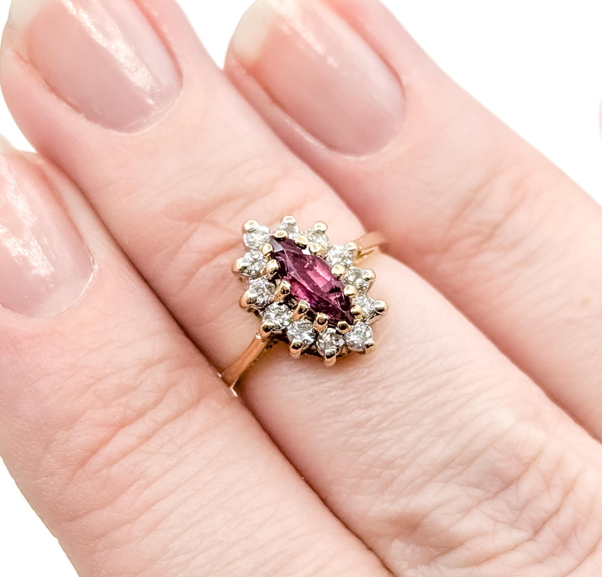 Anello a raggiera con rubino e diamanti in 14 carati In condizioni ottime in vendita a Bloomington, MN