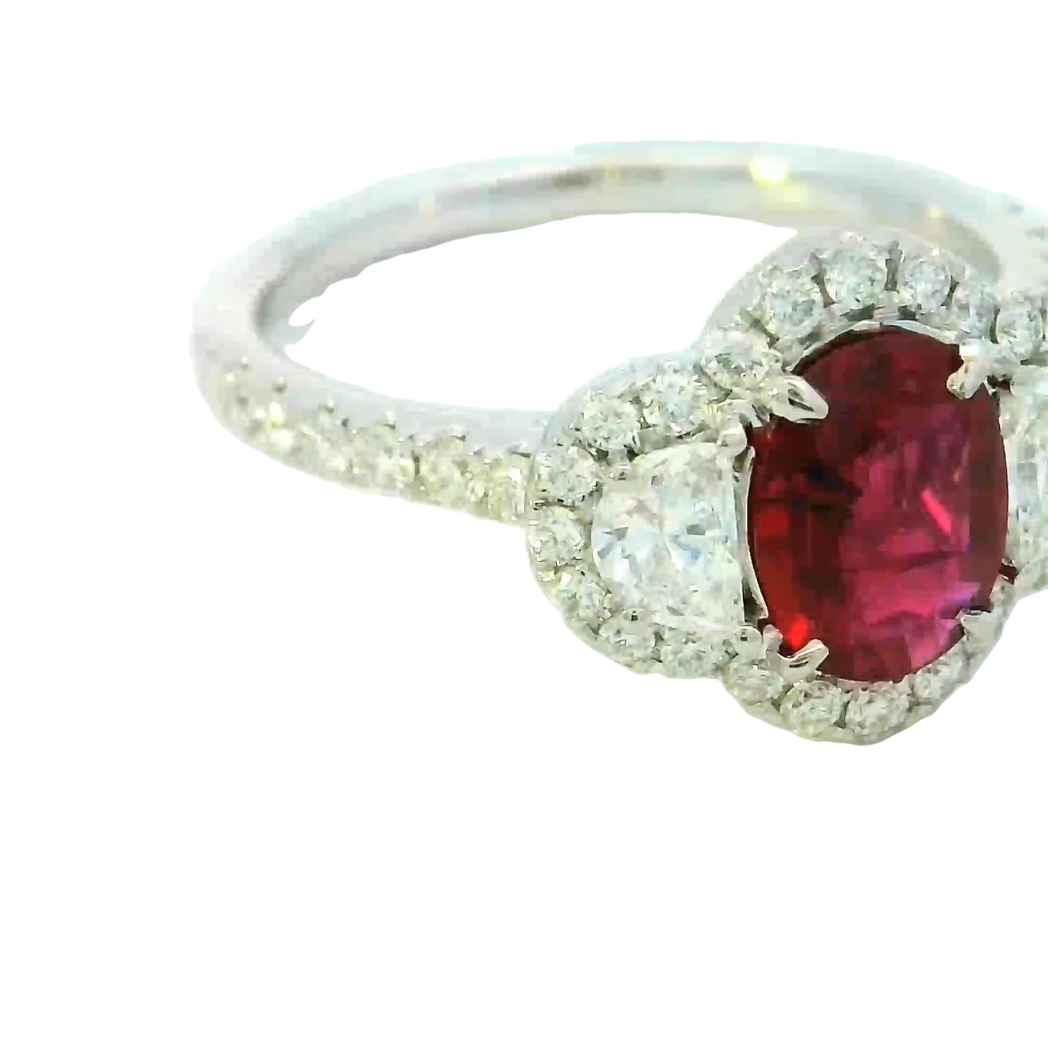 Laissez-vous séduire par la grandeur et l'opulence de cette exquise bague en diamant et rubis. Un symbole d'élégance, d'amour et de sophistication qui ne manquera pas de laisser une impression durable. Notre bague est ornée d'une magnifique pierre
