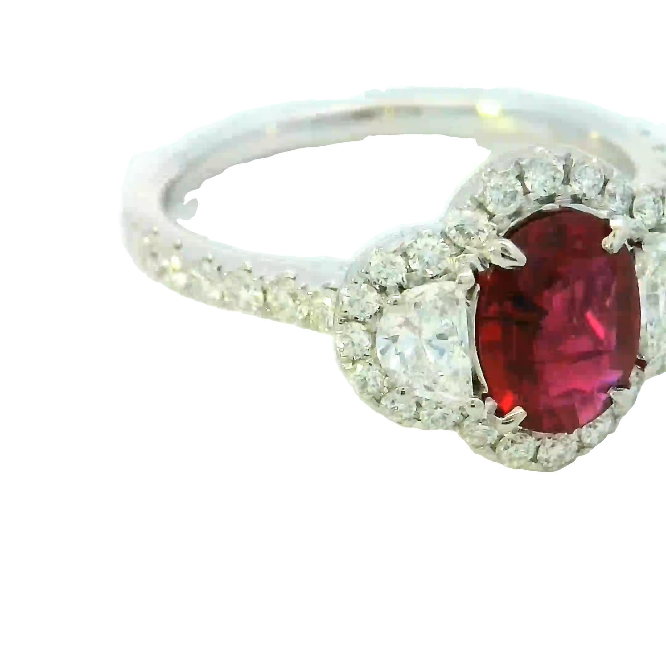 Bague rayonnante rubis diamant Neuf - En vente à Great Neck Plaza, NY
