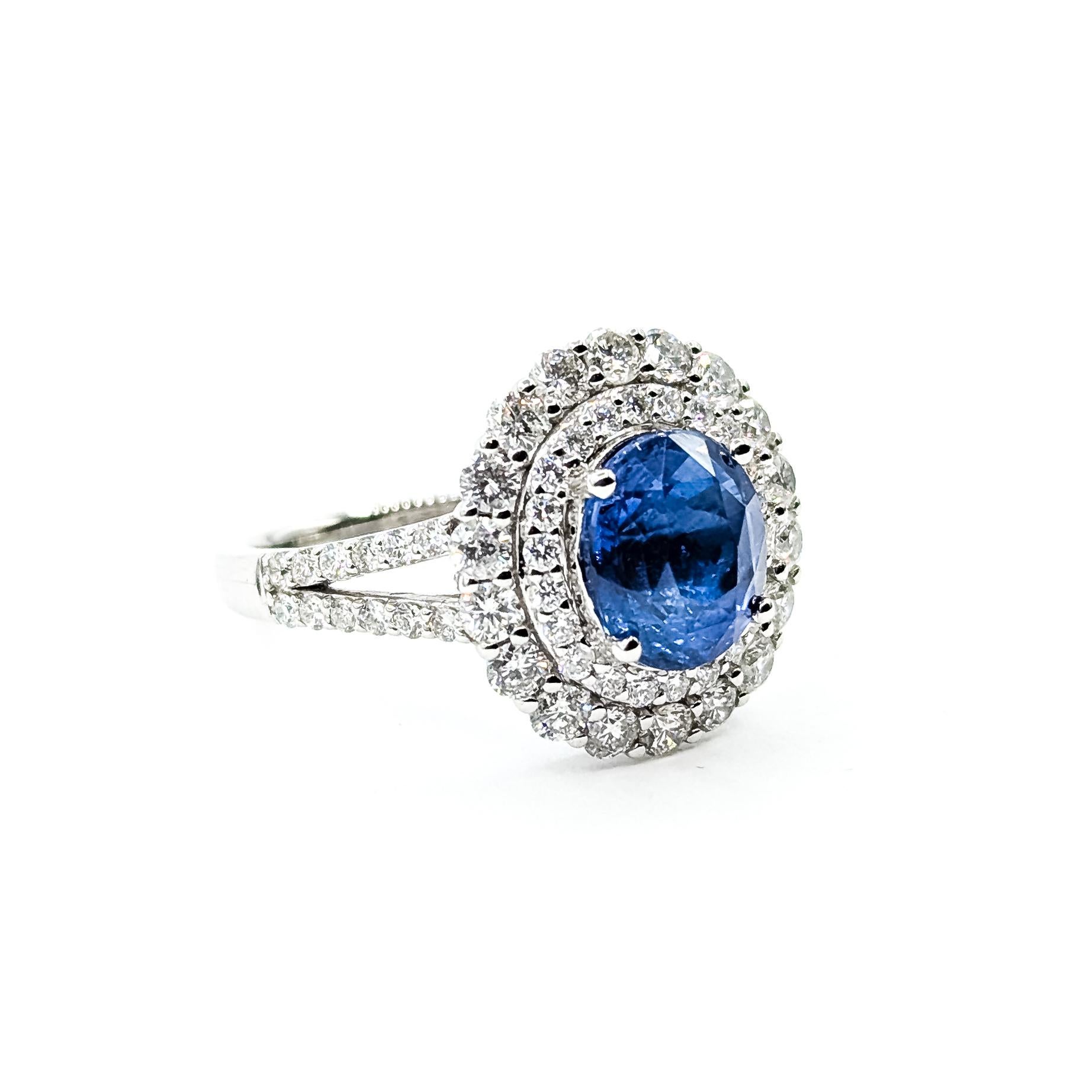 Ring mit strahlendem Saphir und Diamant aus Platin

Dieser Platin-Cocktailring besticht durch einen 3,00ct pastellblauen Saphir als Mittelstein, der von einem auffälligen doppelten Halo aus runden Diamanten von insgesamt 1,30ctw eingerahmt wird. Der