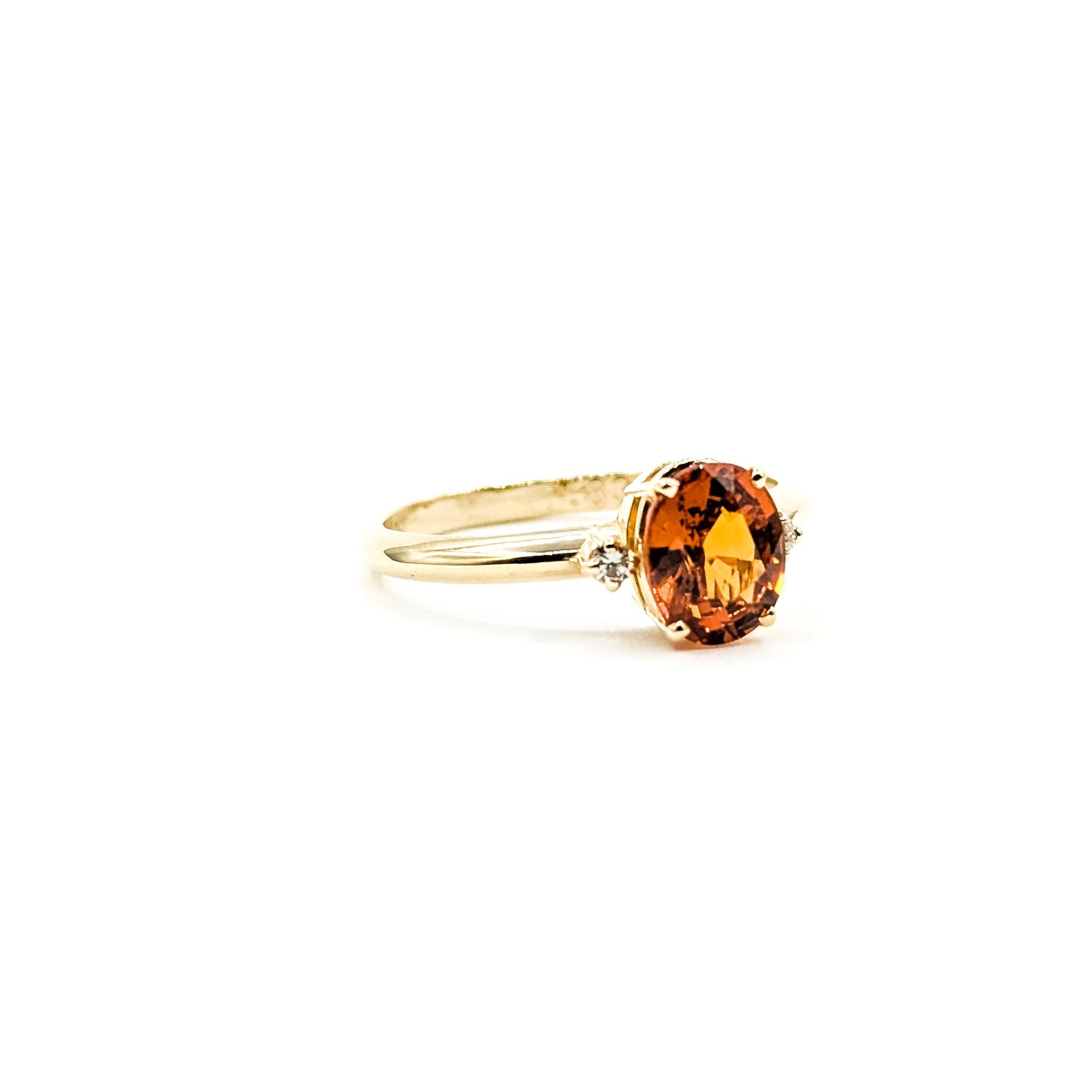 Anello solitario con granato spessartino e diamante in oro giallo 14k

Questo anello in oro giallo 14k mette in risalto un vibrante granato spessartino da 1,83ct, apprezzato per la sua tonalità arancione infuocata. La gemma dal taglio ovale è