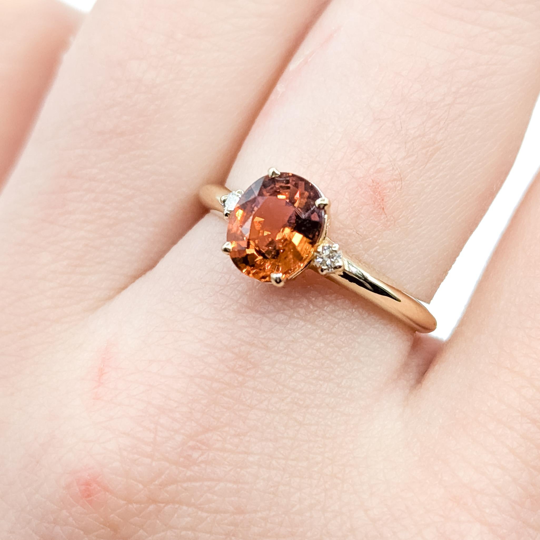 Taglio ovale Radiant Spessartine Garnet & Diamond Solitaire Ring in 14k Yellow Gold in vendita