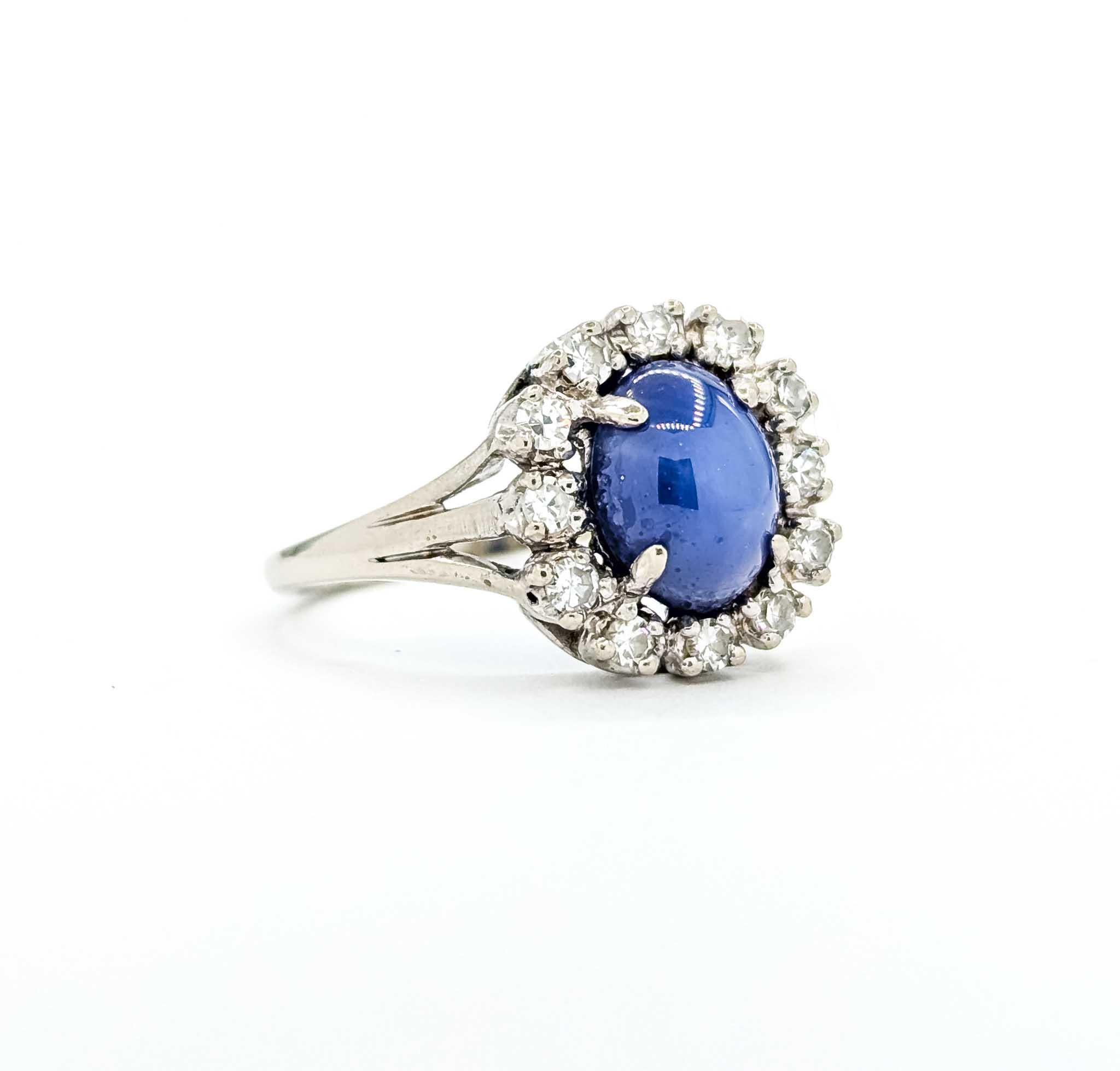 Anello con zaffiro e diamante a stella radiante in oro bianco 14k vintage

Immergiti nell'eleganza senza tempo del nostro anello con zaffiro e diamante, splendidamente realizzato in oro bianco 14k vintage. L'anello presenta uno Zaffiro Stella creato
