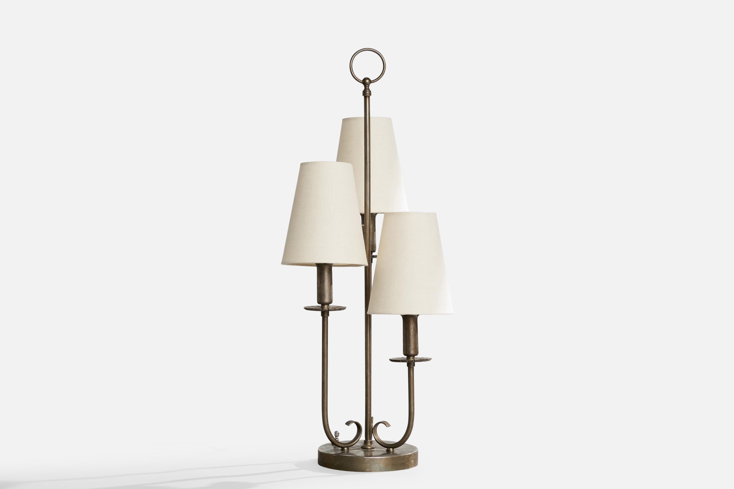 Lampe de table en métal nickelé et tissu blanc produite par Radiant, New York, États-Unis, vers les années 1950.

Dimensions de la lampe avec abat-jour (pouces) : 24.75
