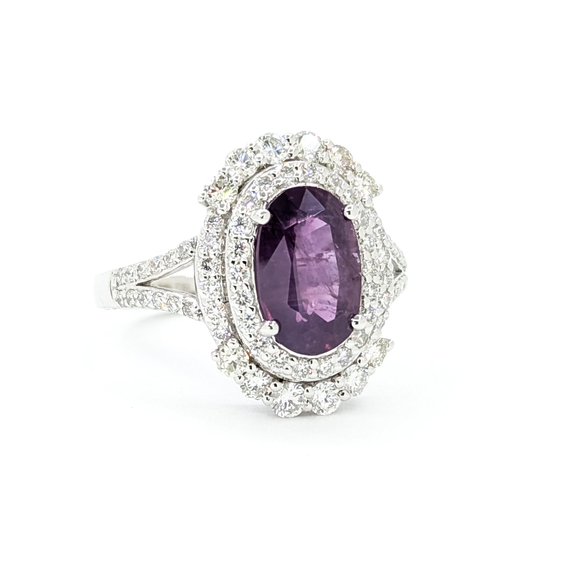 Questo anello mozzafiato è realizzato in platino e mette in mostra un vivido zaffiro rosa non riscaldato del peso di circa 4,83 carati. La gemma è incastonata e circondata da un doppio alone di diamanti rotondi quasi incolori per un totale di 1,04