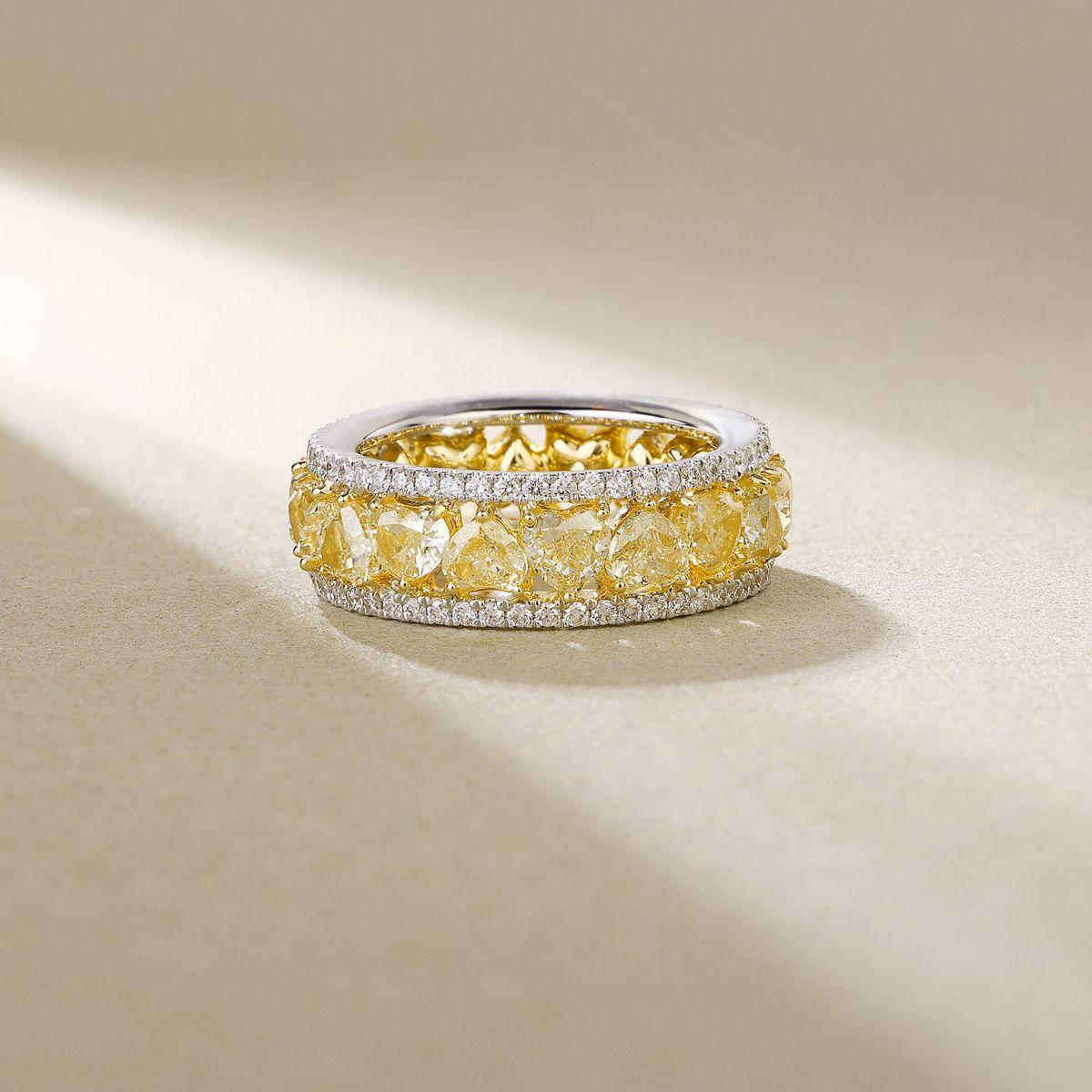 En vente :  Bague d'éternité en or jaune 18K avec diamant radiant et coussin 4