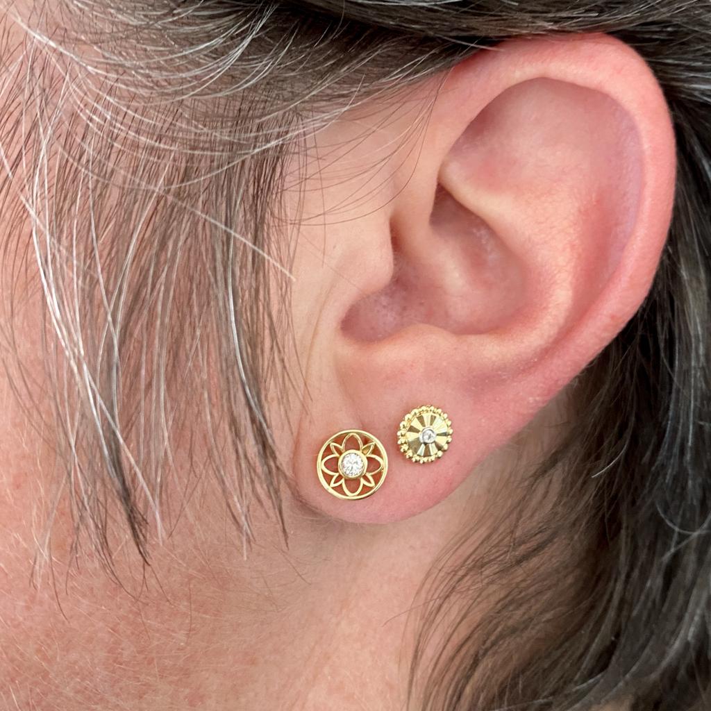 Akzentuieren Sie Ihr Ohr mit diesen eleganten und strahlenden Scheiben-Diamantsteckern! In der Mitte jeder Scheibe sitzt ein runder Brillant, der in eine Lünette aus Weißgold gefasst ist. Die Scheiben werden von einem goldenen Perlenkreis umrahmt,