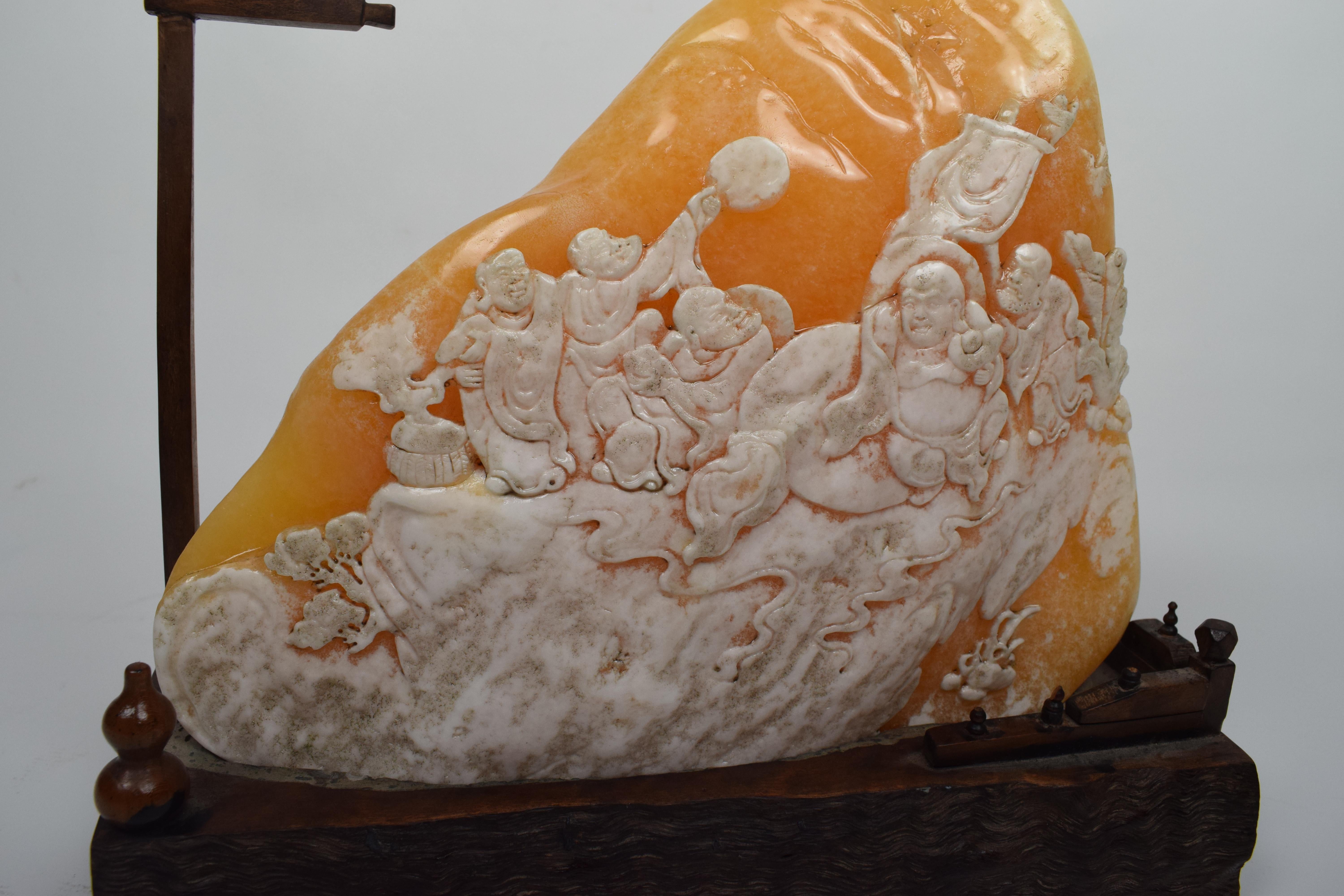Chinois Sculpture en pierre de savon bouddhiste jaune rayonnante, 20e siècle en vente