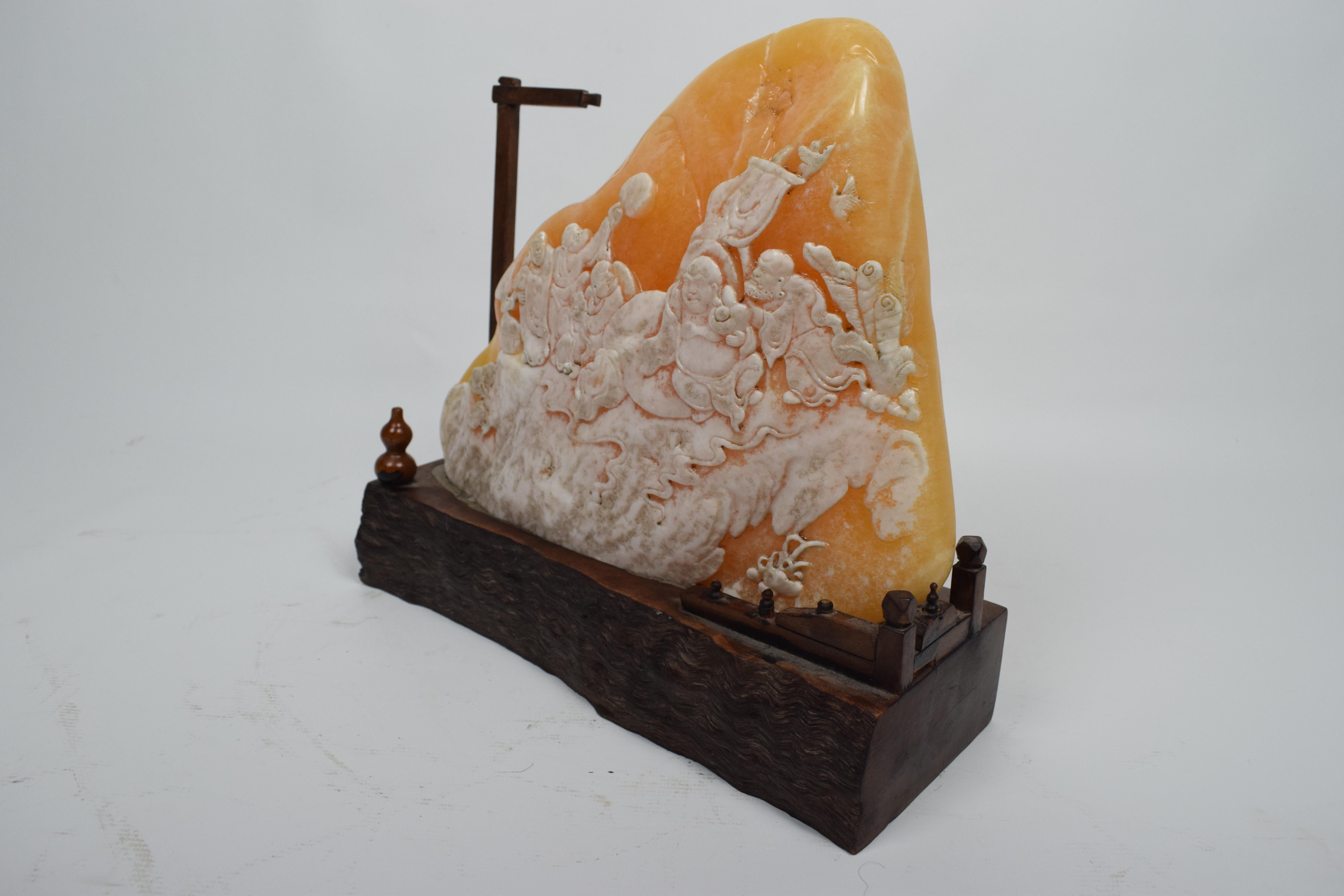Sculpté à la main Sculpture en pierre de savon bouddhiste jaune rayonnante, 20e siècle en vente