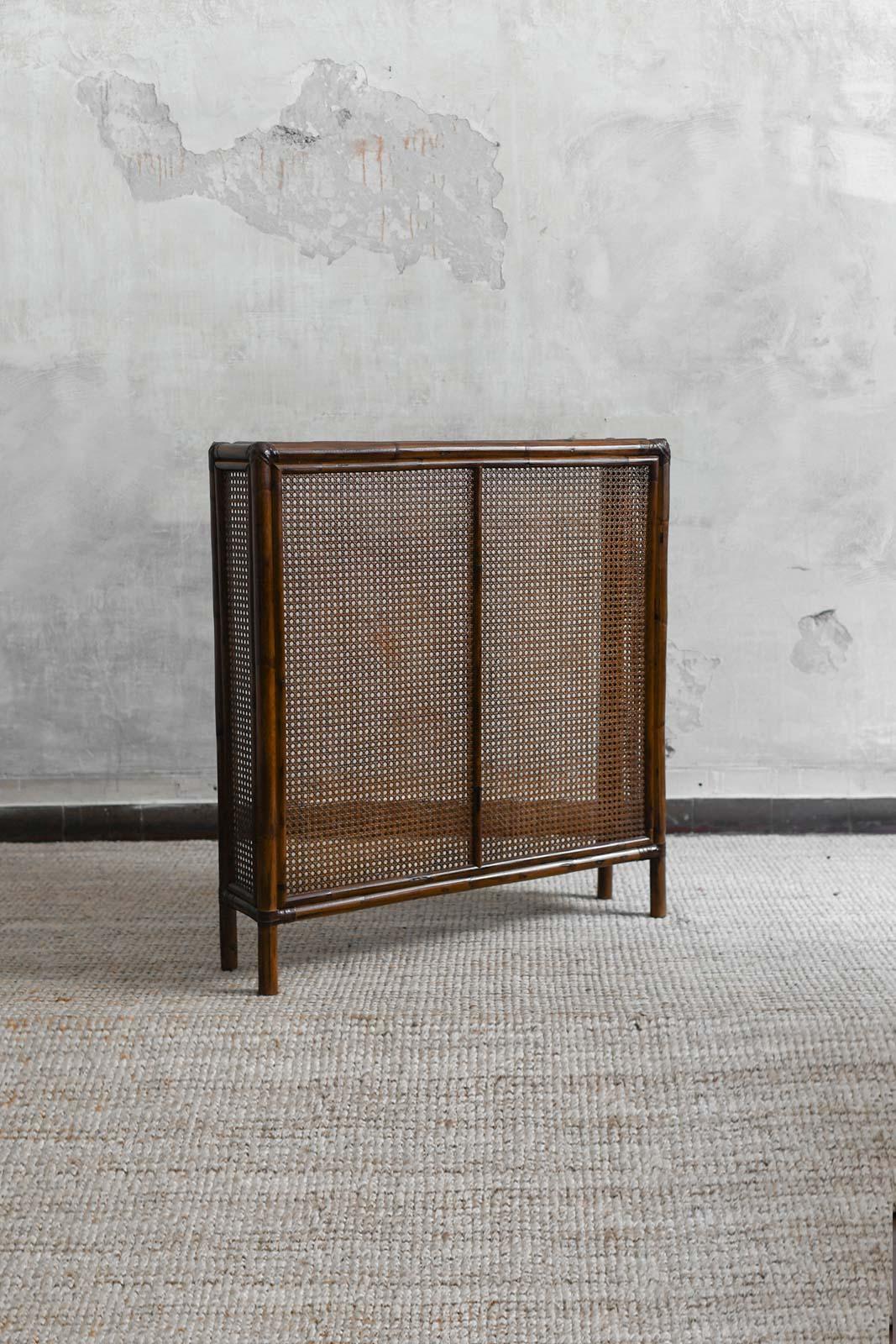Cache-radiateur en bambou et paille de Vienne avec reliure en cuir. Molto Editions
Production artisanale italienne
Dimensions : 92L x 100H x 20D cm
D'autres tailles sont disponibles, veuillez nous contacter si vous avez besoin de plus d'informations.