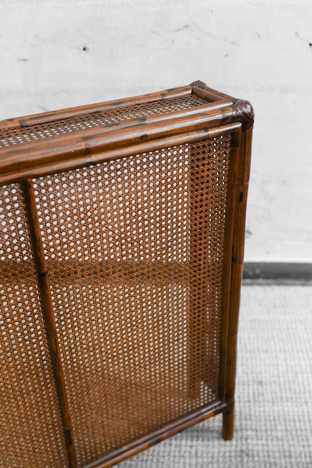 italien Cache-radiateur en bambou et paille de Vienne avec reliure en cuir. Molto Editions en vente