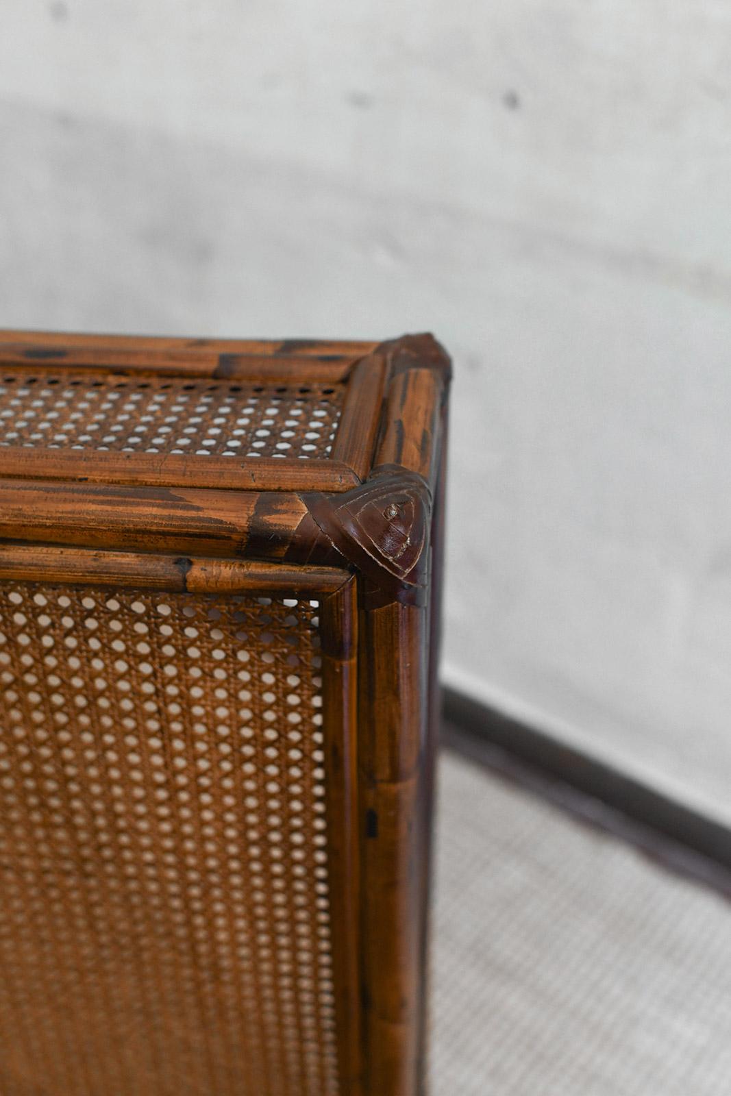 XXIe siècle et contemporain Cache-radiateur en bambou et paille de Vienne avec reliure en cuir. Molto Editions en vente
