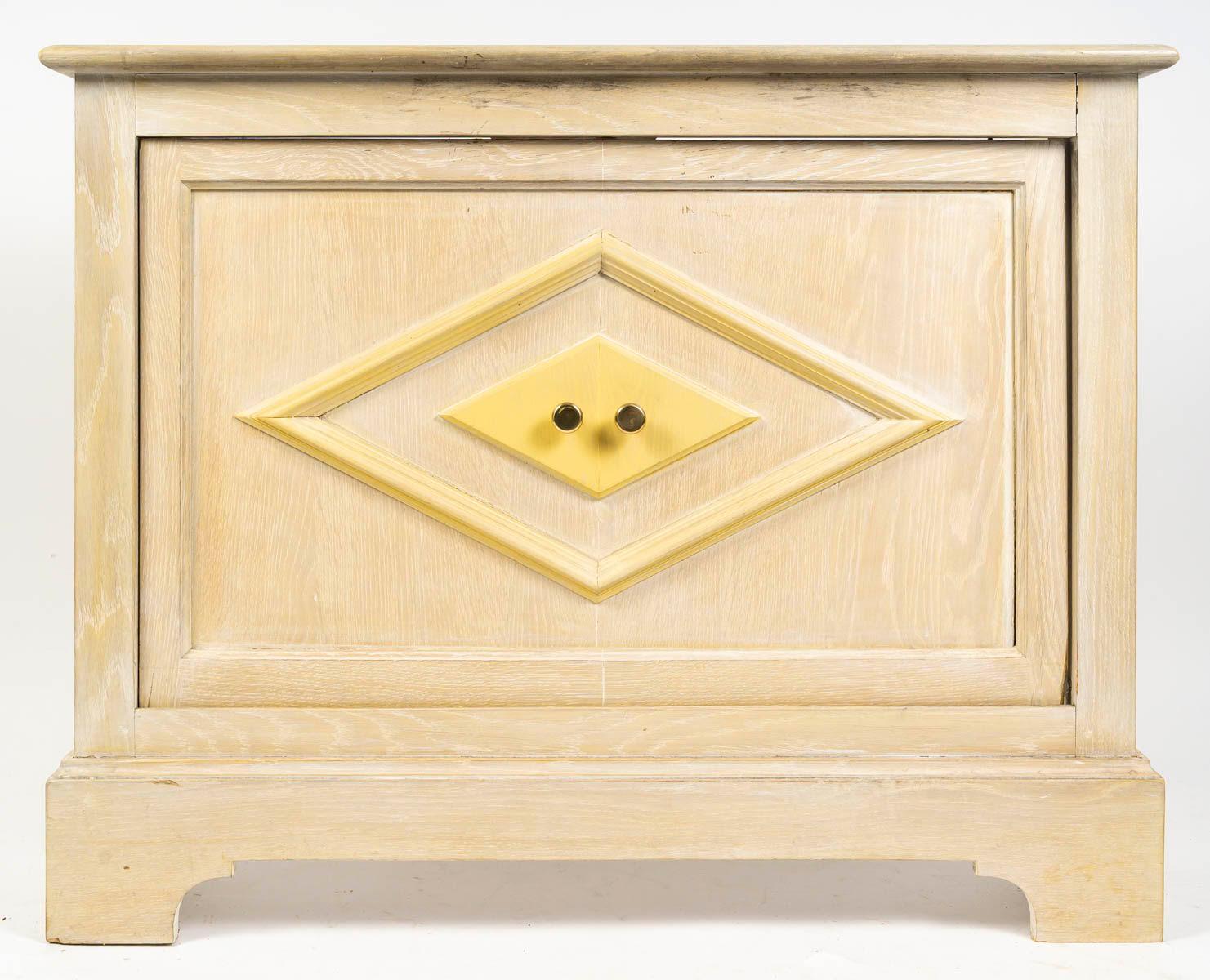 Cache-radiateur en bois blanchi et peint, 20e siècle.

Cache-radiateur en bois peint et blanchi du 20e siècle.
H : 83cm, L : 105cm, P : 25cm