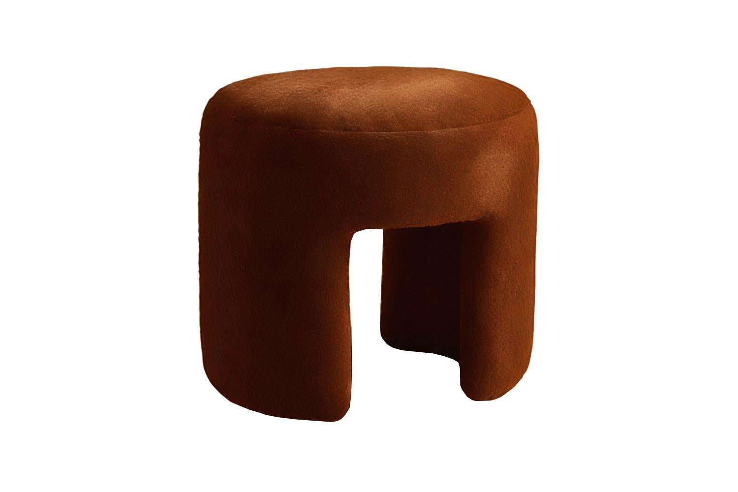 There’s a fire that doesn’t need to roar to be felt—an inner intensity that simmers beneath the surface. The Furia Stool captures that quiet force. With its soft, rounded body and assertive stance, it embodies the tension between restraint and