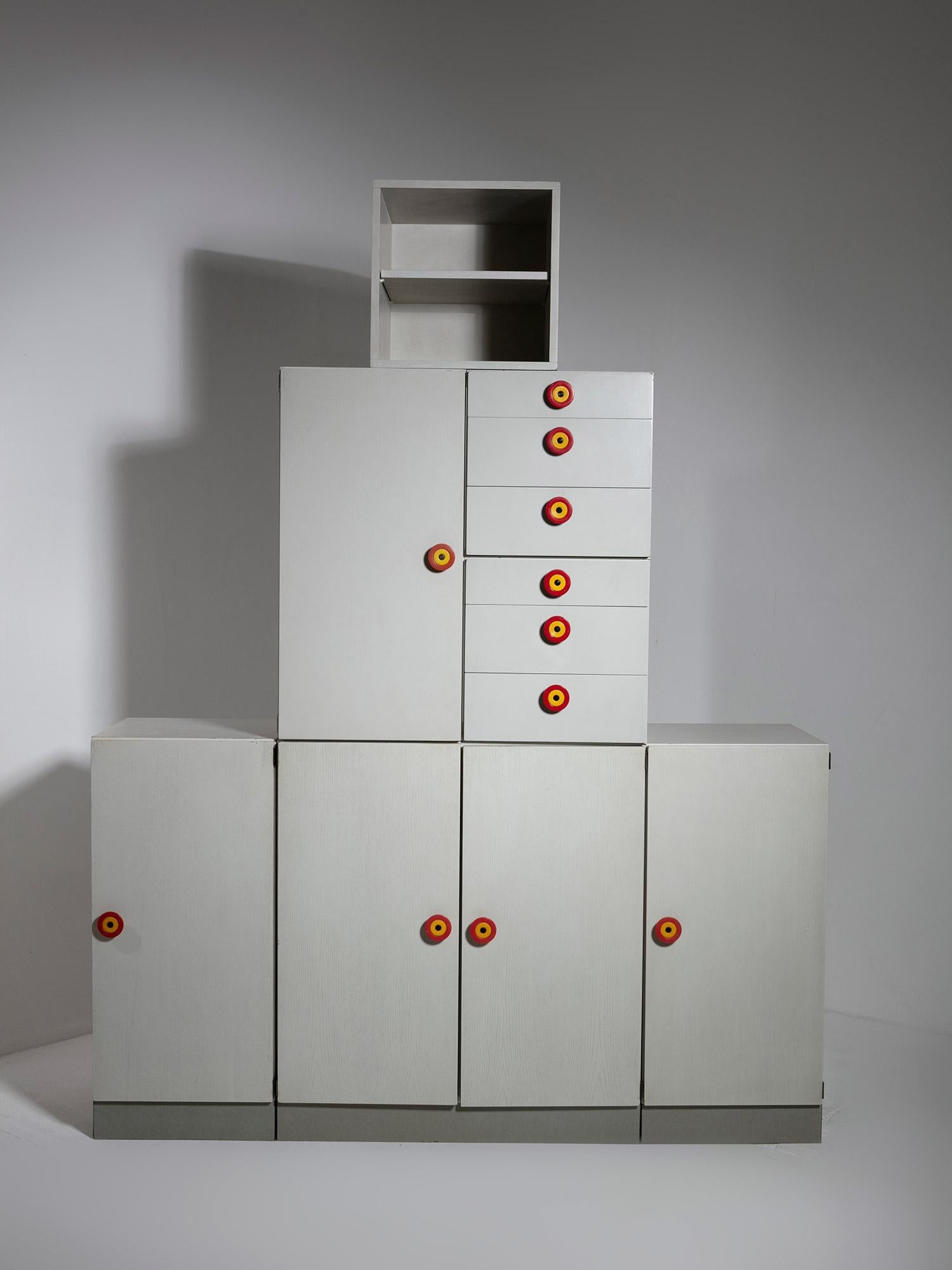 Seltenes 7er-Set des modularen Regalsystems Kubirolo von Ettore Sottsass für Poltronova.
Die Elemente können auf verschiedene Weise positioniert werden, von vollständig horizontal bis vertikal, um verschiedene Landschaften zu schaffen.
Die Größe