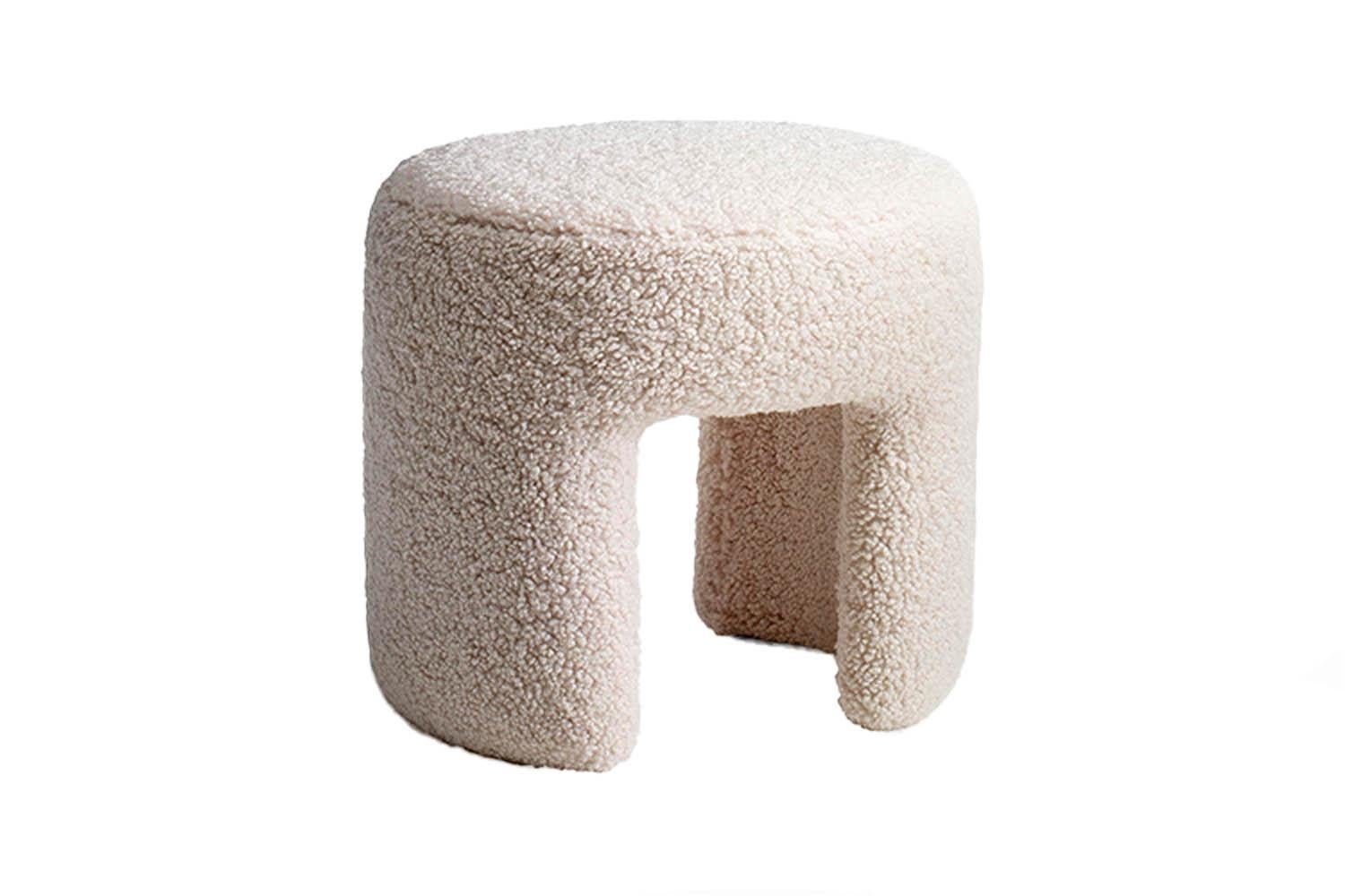 There’s a fire that doesn’t need to roar to be felt—an inner intensity that simmers beneath the surface. The Furia Stool captures that quiet force. With its soft, rounded body and assertive stance, it embodies the tension between restraint and