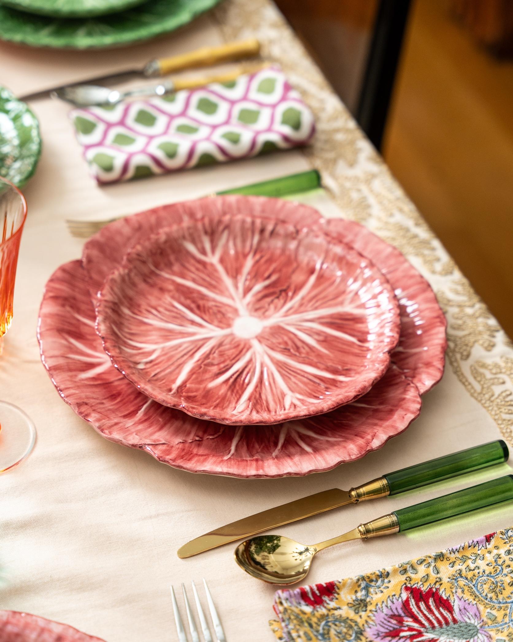Lleva la belleza del jardín a tu casa con nuestro plato estilo achicoria pintado a mano en tono rosa. Perfecto para la vajilla o como llamativa decoración de pared, este plato añade un toque de elegancia natural y encanto artístico a cualquier