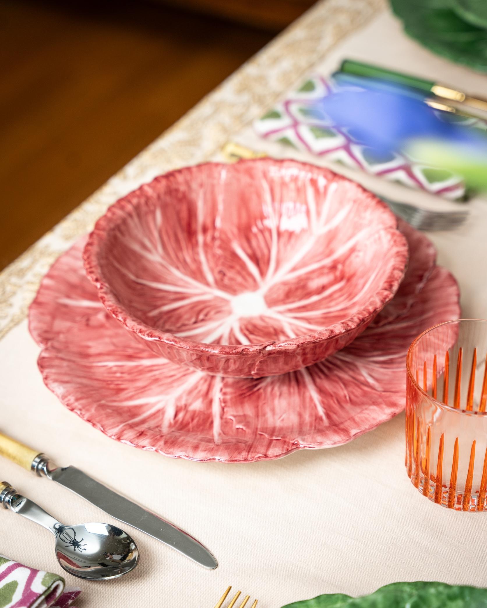 Lleva la belleza del jardín a tu casa con nuestro plato estilo achicoria pintado a mano en tono rosa. Perfecto para la vajilla o como llamativa decoración de pared, este plato añade un toque de elegancia natural y encanto artístico a cualquier