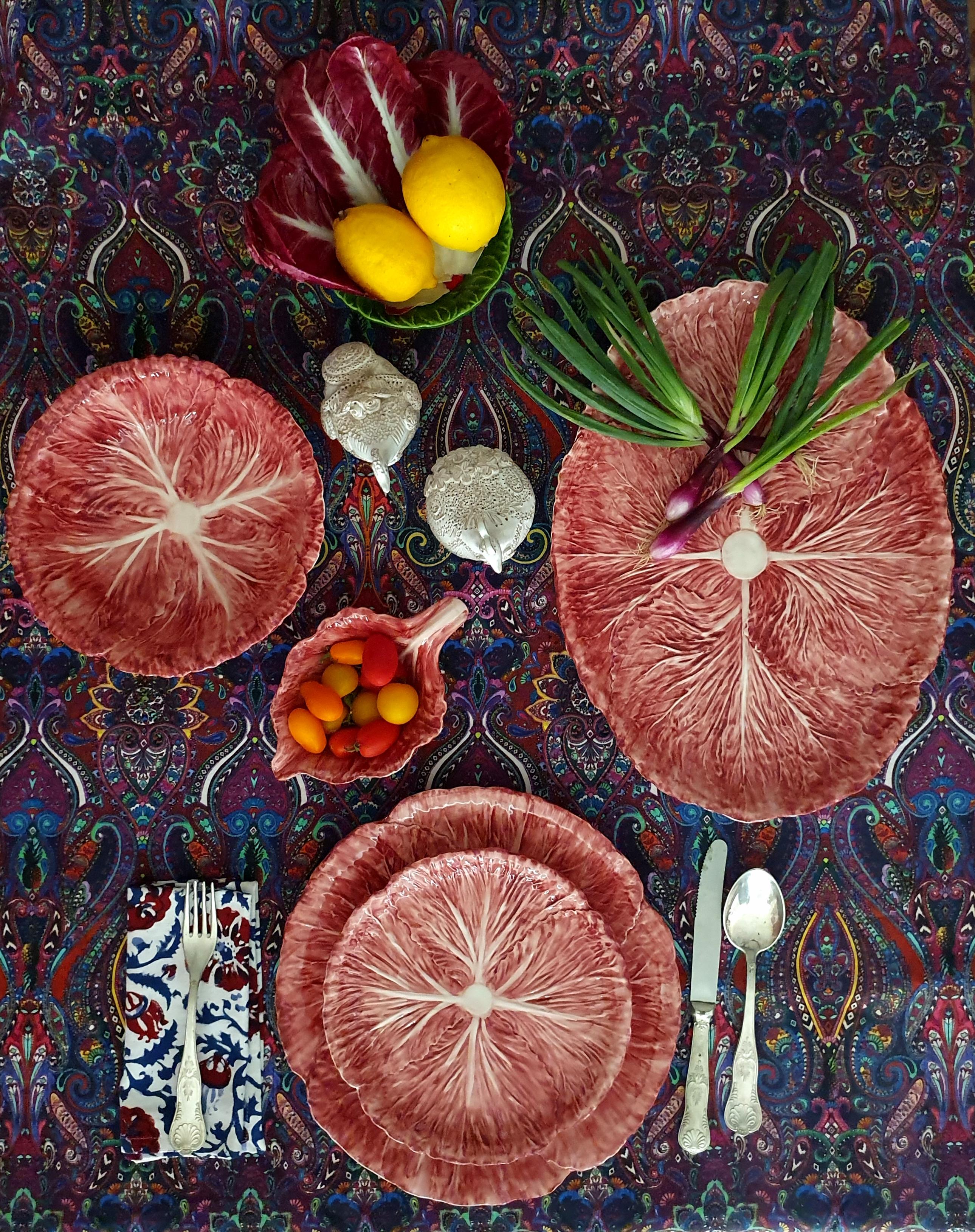 Lleva la belleza del jardín a tu casa con nuestro plato estilo achicoria pintado a mano en tono rosa. Perfecta para el servicio de mesa, esta bandeja/plato de servir añade un toque de elegancia natural y encanto artístico a cualquier espacio. 

100%