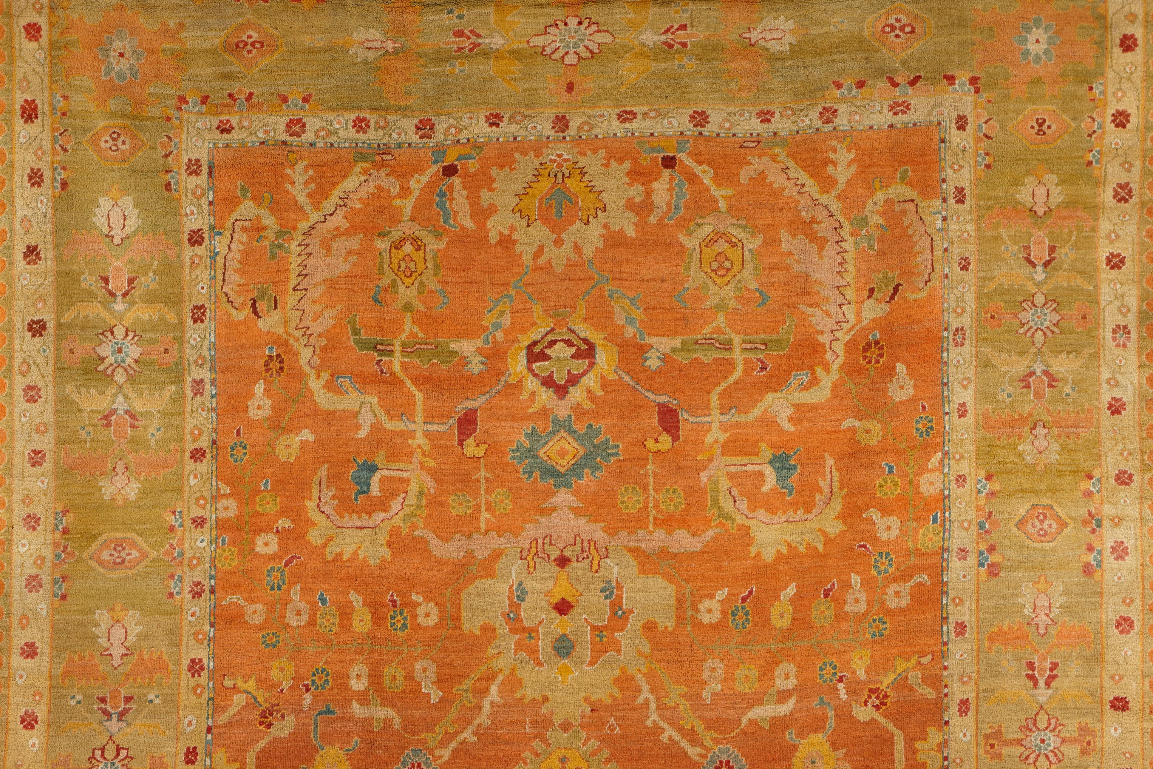Famed pour avoir occupé des places de choix dans de nombreux tableaux de maîtres de la Renaissance, les tapis d'Anatolie symbolisent la première rencontre de l'Occident avec les tapis orientaux à grande échelle.

Au carrefour de l'Orient et de