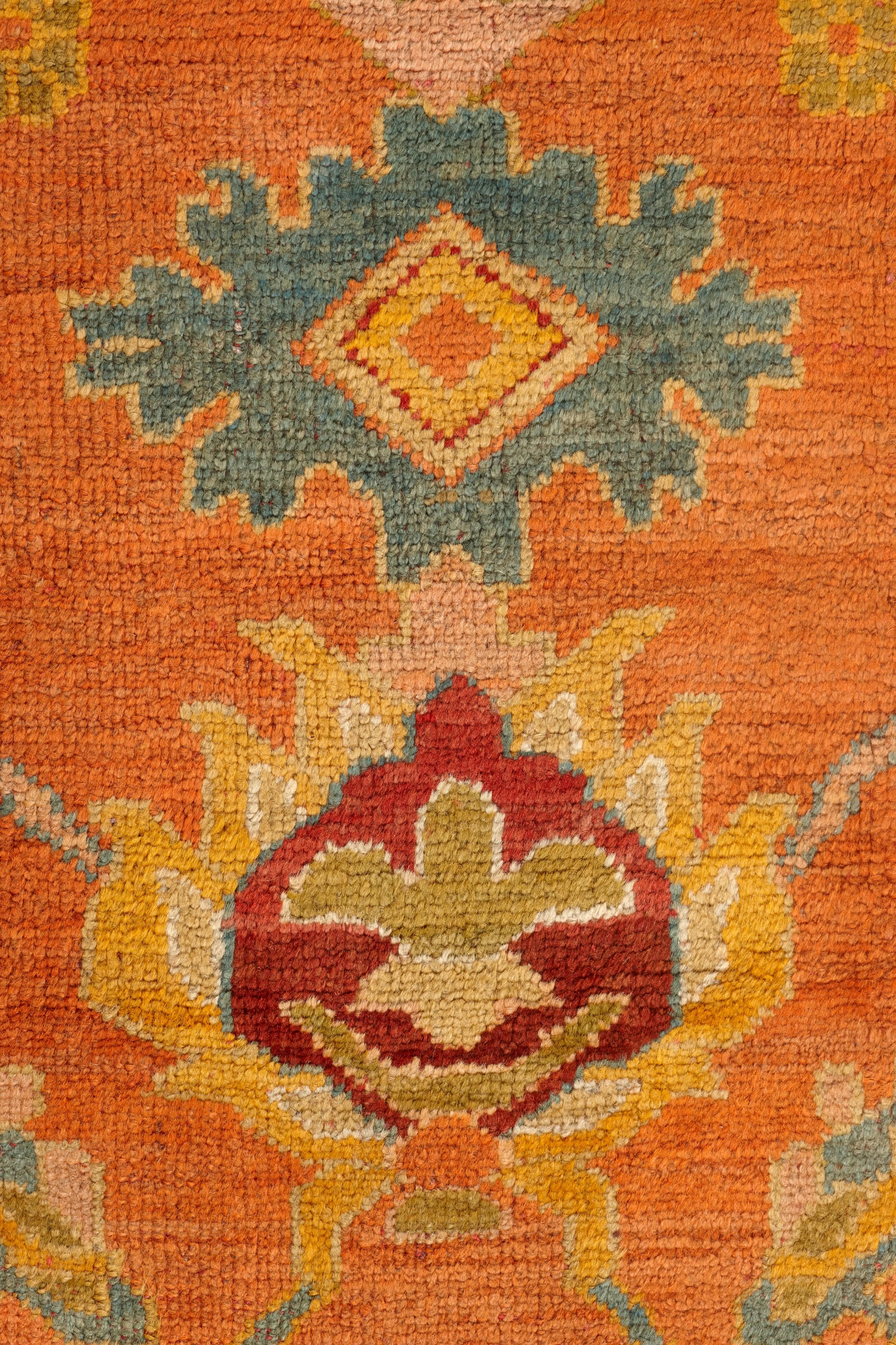 Noué à la main Radient Tapis Oushak du 19ème siècle en vente