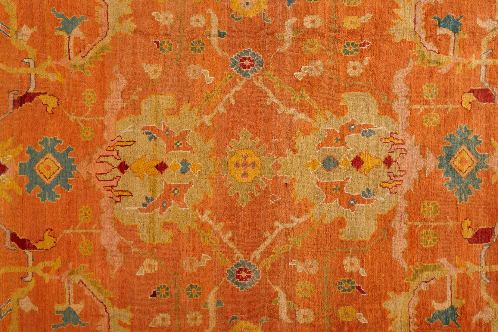 Radient Tapis Oushak du 19ème siècle Excellent état - En vente à Beirut, LB