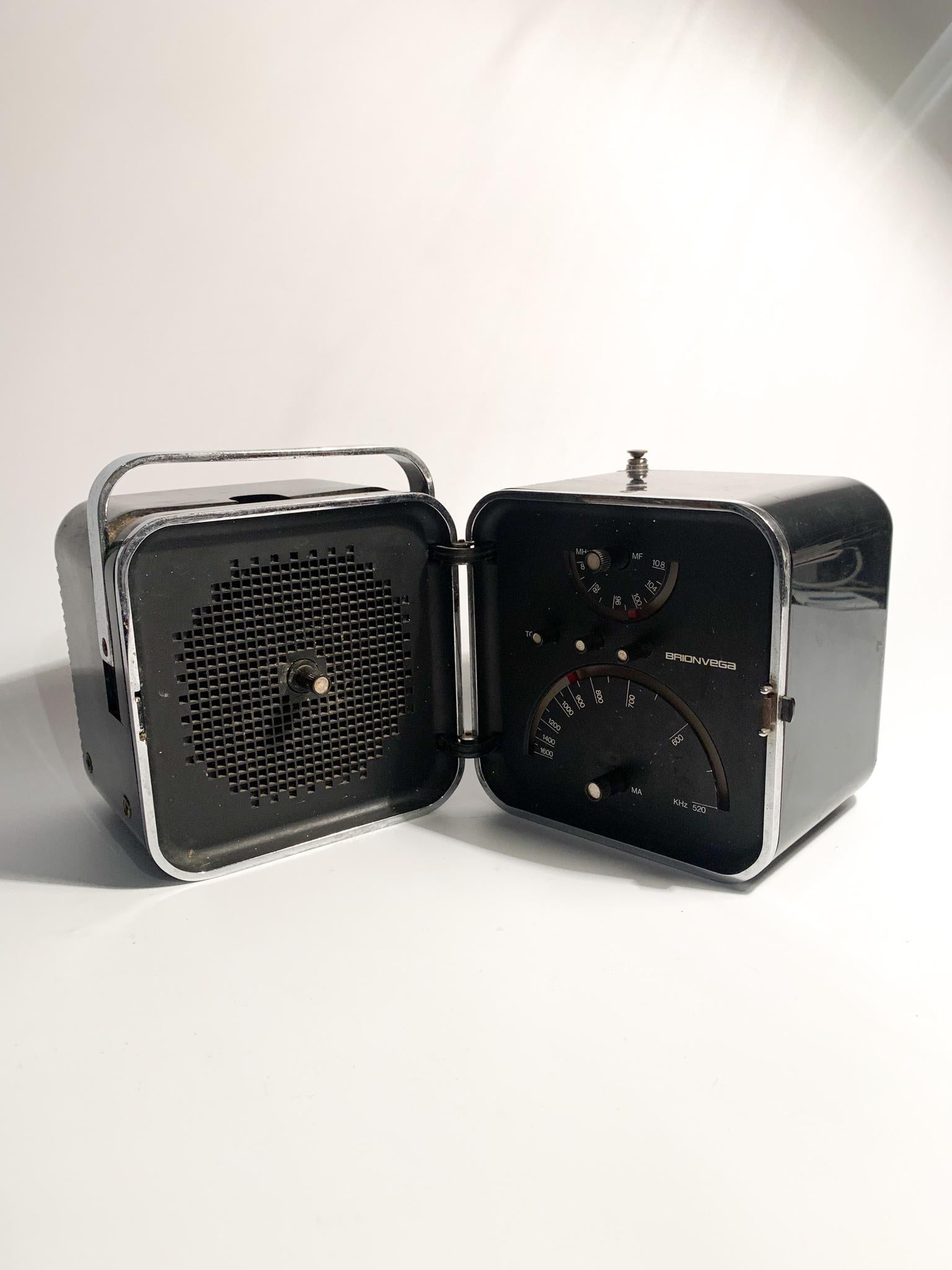 Radio Cubo Brionvega TS502 Black with knobs, made by Richard Sapper and Marco Zanuso

The radio is functional, both with batteries and with electric cable.