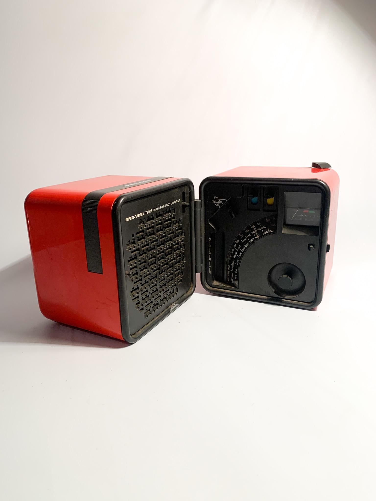 Radio Cubo Brionvega TS502 Arancione con pulsanti, realizzata da Richard Sapper e Marco Zanuso

La radio è funzionante, sia con le batterie che con il cavo elettrico.
