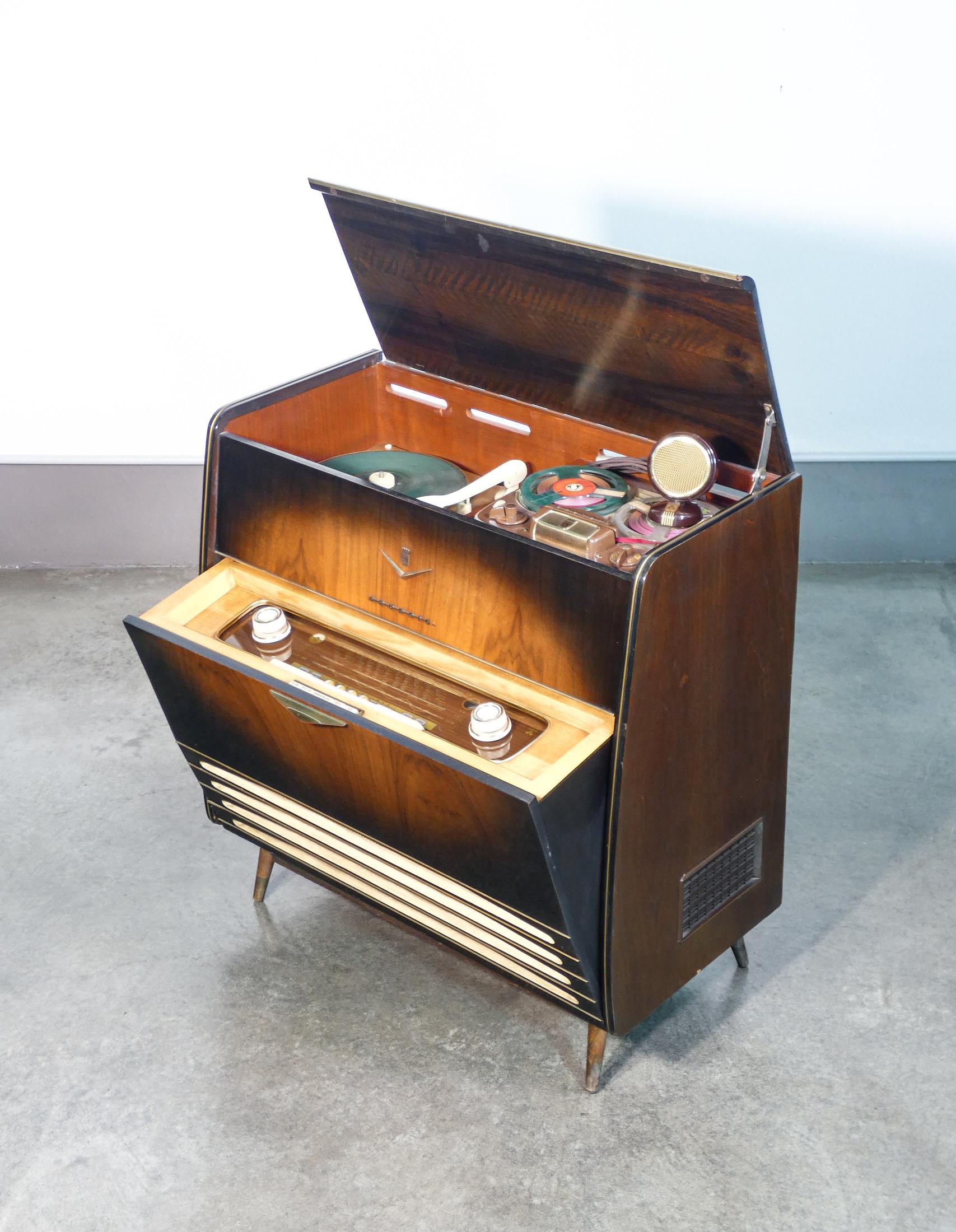 Radio-fono-registratore
GRUNDIG
Musikschrank 7038

ORIGINE
Germania

PERIODO
1958

MARCHIO
GRUNDIG

MODELLO
Armadio musicale 7038

DIMENSIONI
88 x 82 x 41 cm

CONDIZIONI
La radio è in ottime condizioni esterne, come si può vedere