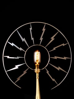 Radio Pictures. Lampe en acier et laiton de Sam Rush rendant hommage à un film des années 1920