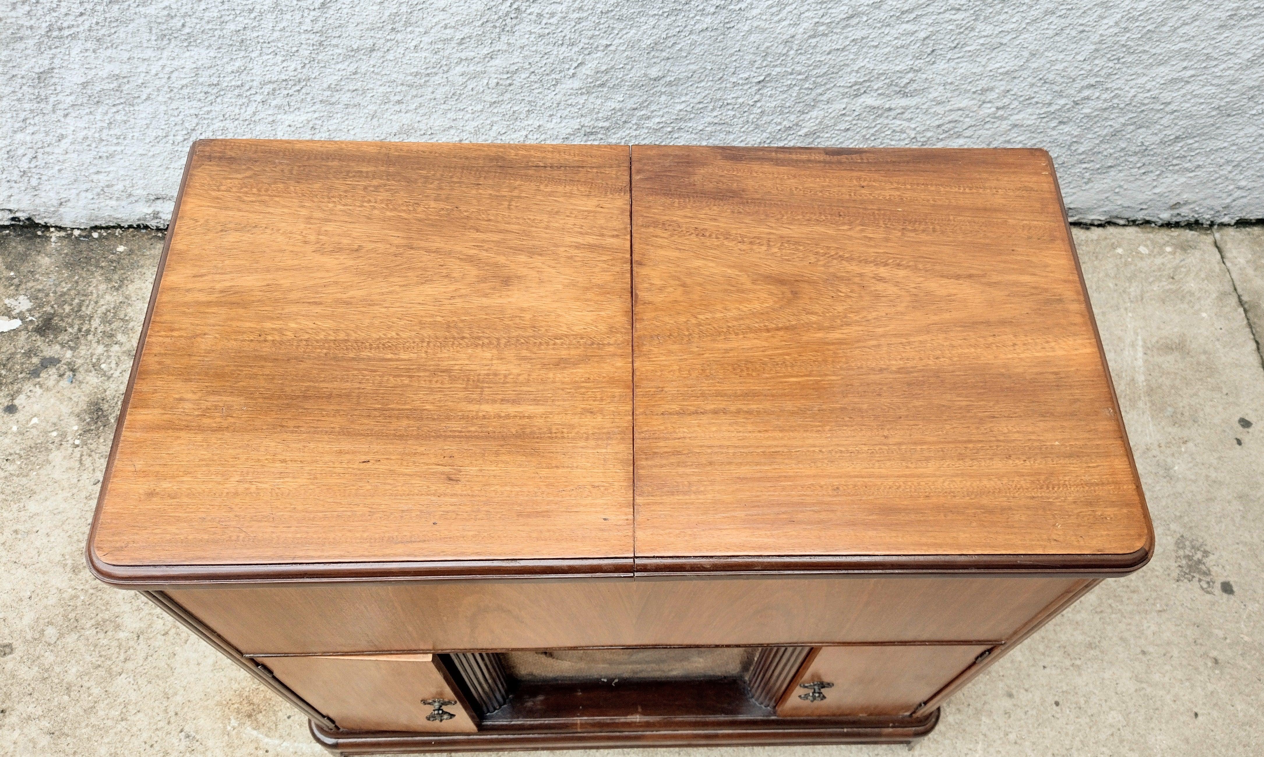 Radio Victrola Universal 1950s in Cherrywood 'Does Not Work' For Sale 7