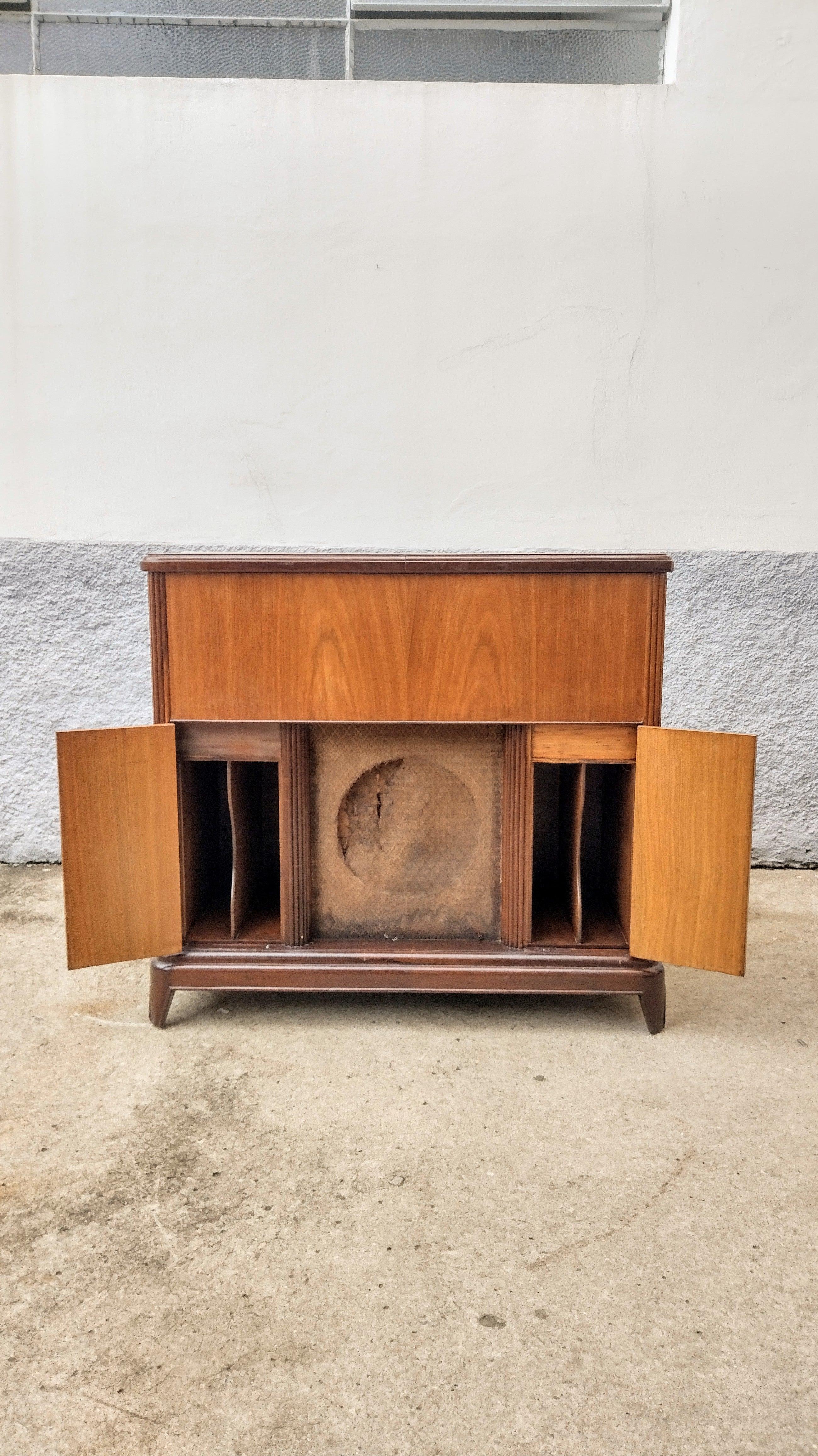 Radio Victrola Universal 1950s in Cherrywood 'Does Not Work' For Sale 9