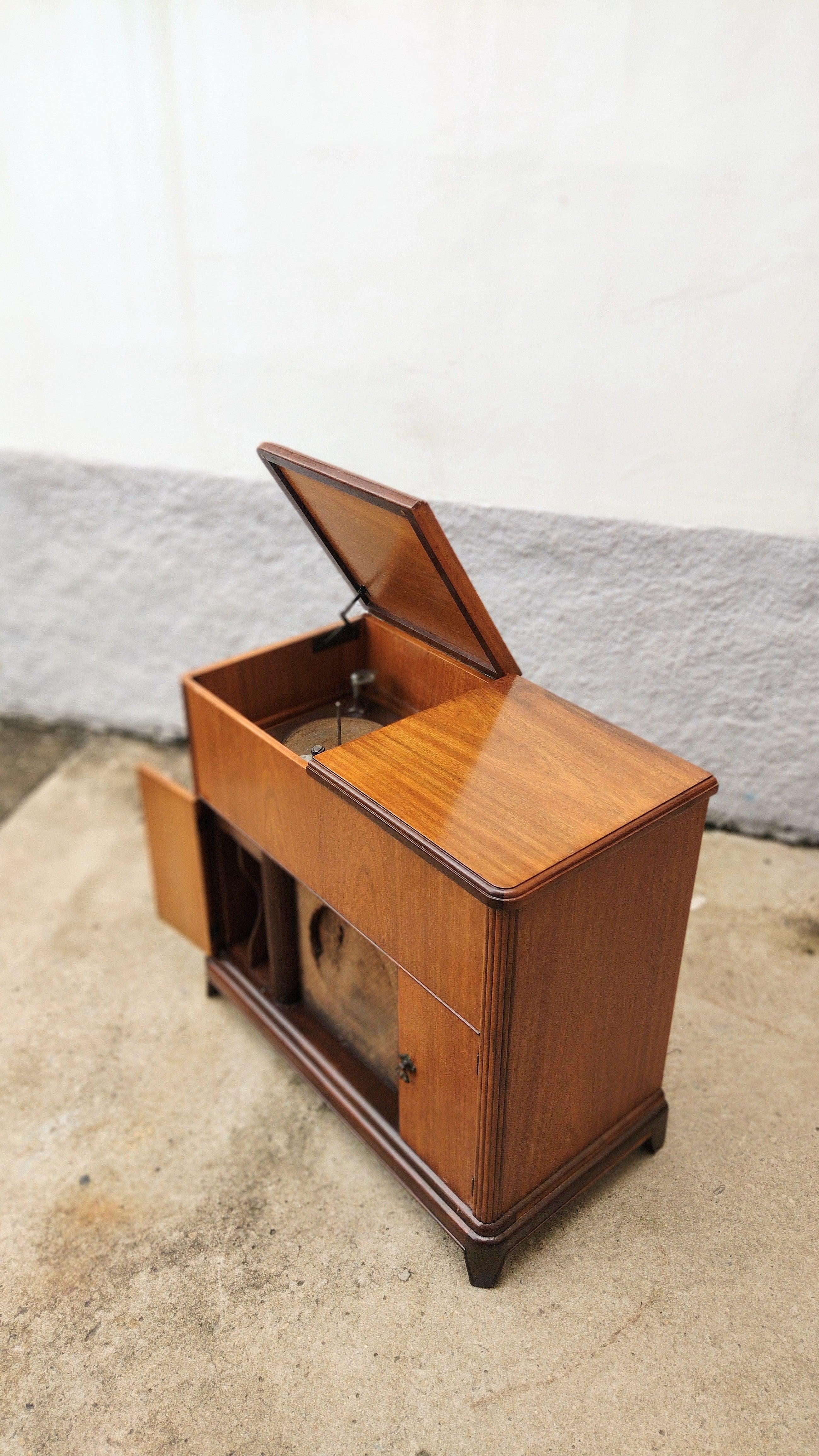 Mid-Century Modern Radio Victrola Universal 50s in Cherrywood. Piece used for other purposes as it does not work. Firm and resistant. In Good Conditions.

Approximate Measures:
Height: 90cm / Width: 98cm / Depth: 50cm

Main usage