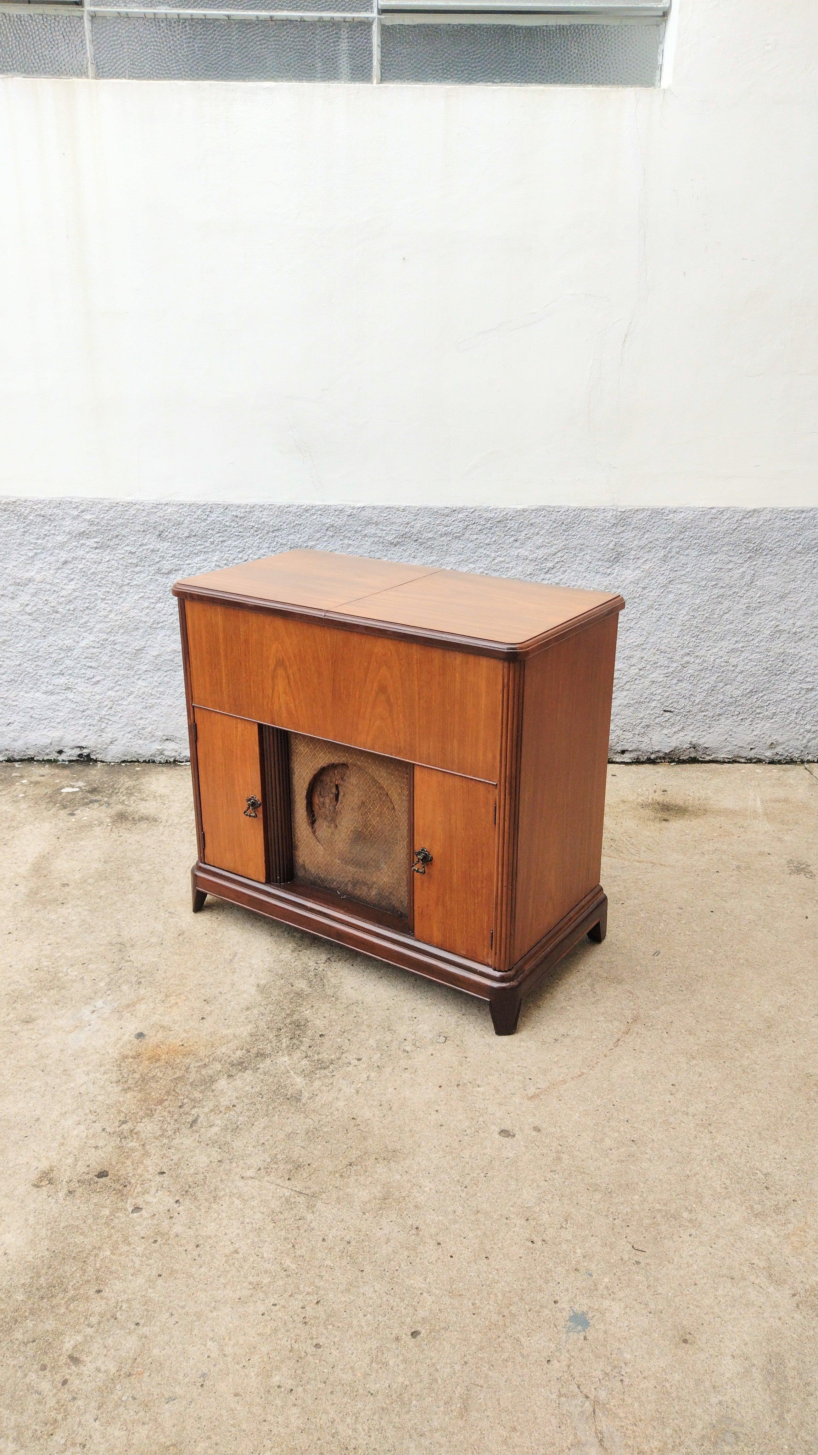 Radio Victrola Universal 1950s in Cherrywood 'Does Not Work' For Sale 13