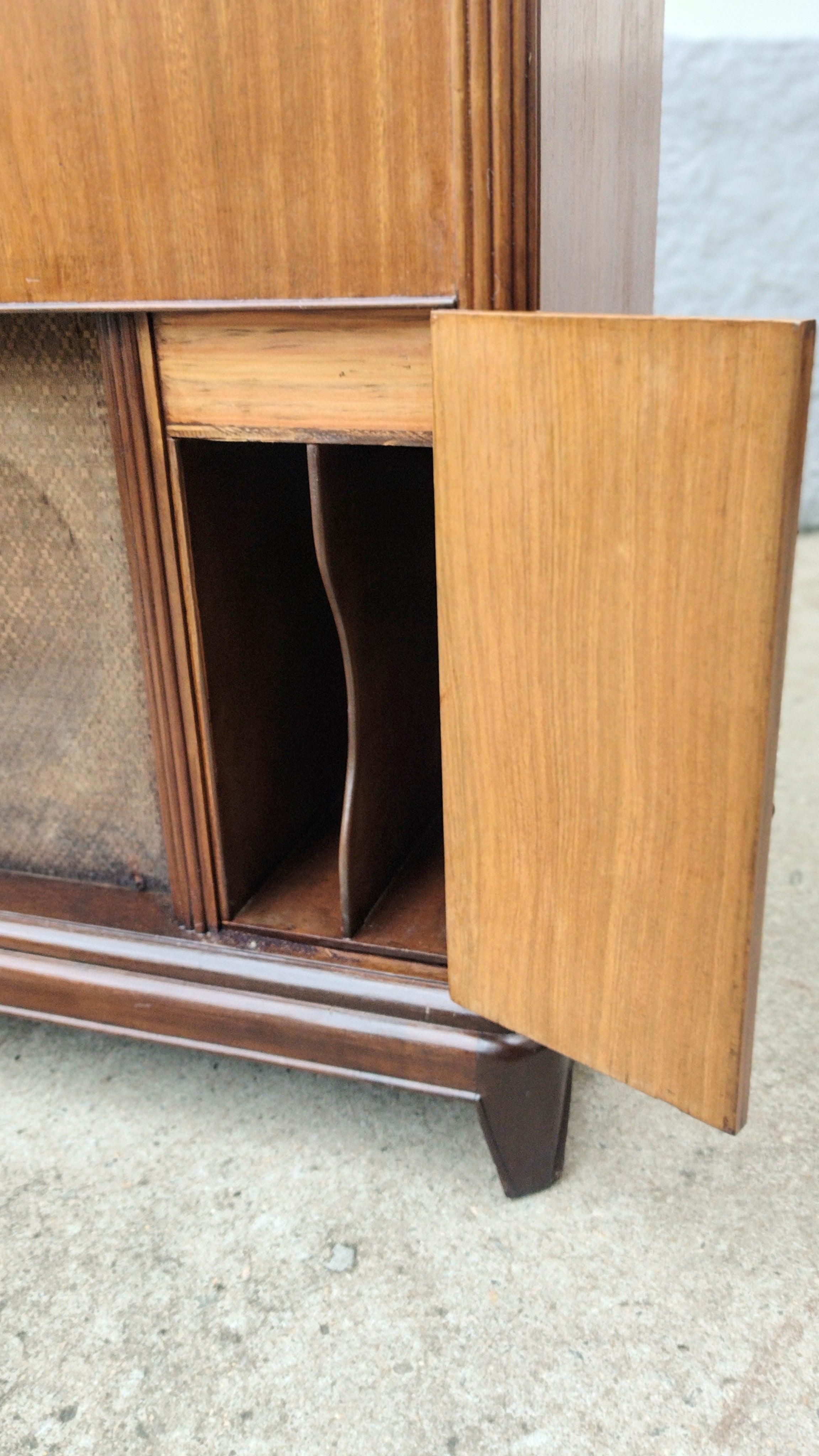 Radio Victrola Universal 1950s in Cherrywood 'Does Not Work' In Good Condition For Sale In SAO PAULO, BR