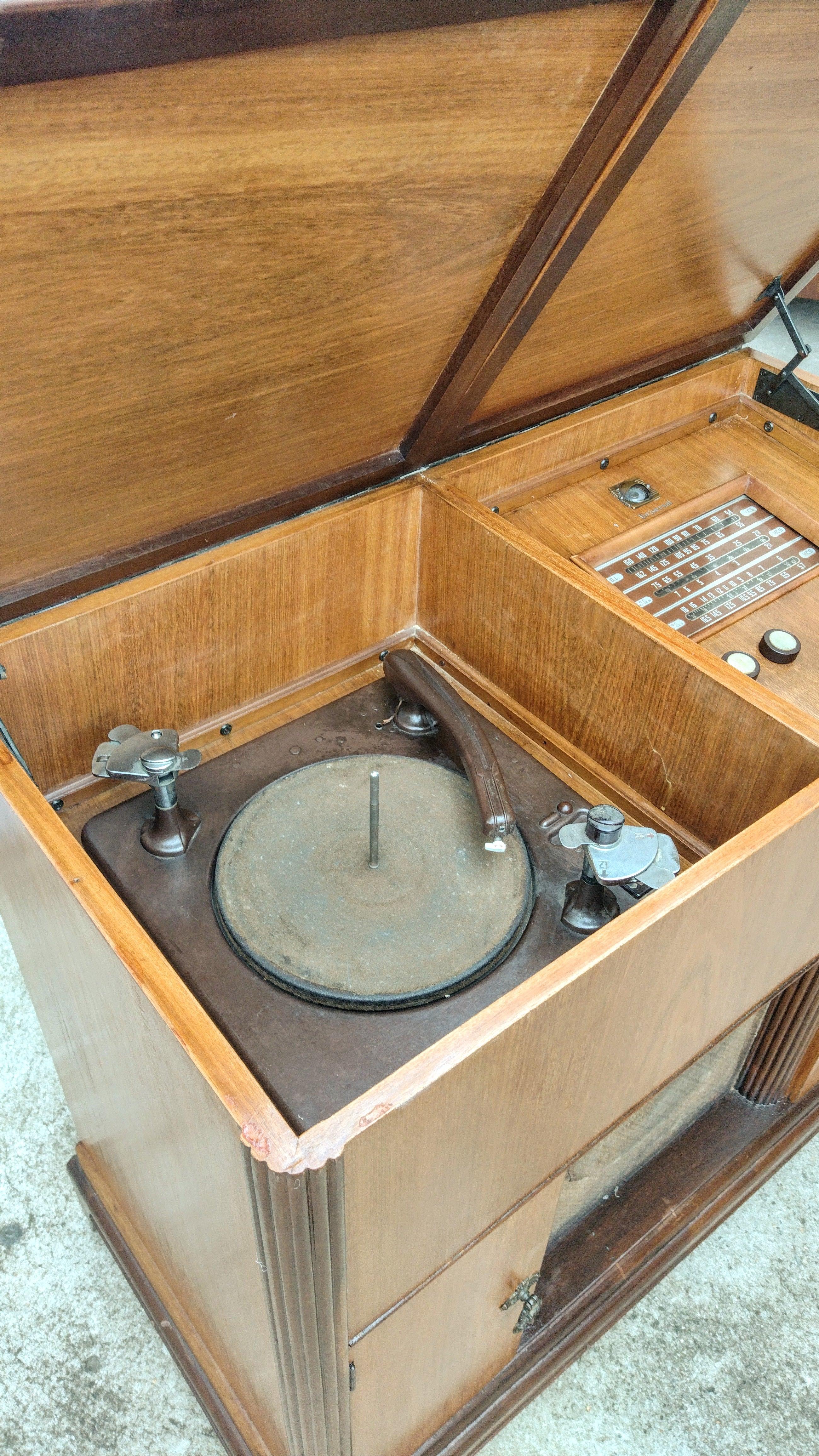 Mid-20th Century Radio Victrola Universal 1950s in Cherrywood 'Does Not Work' For Sale