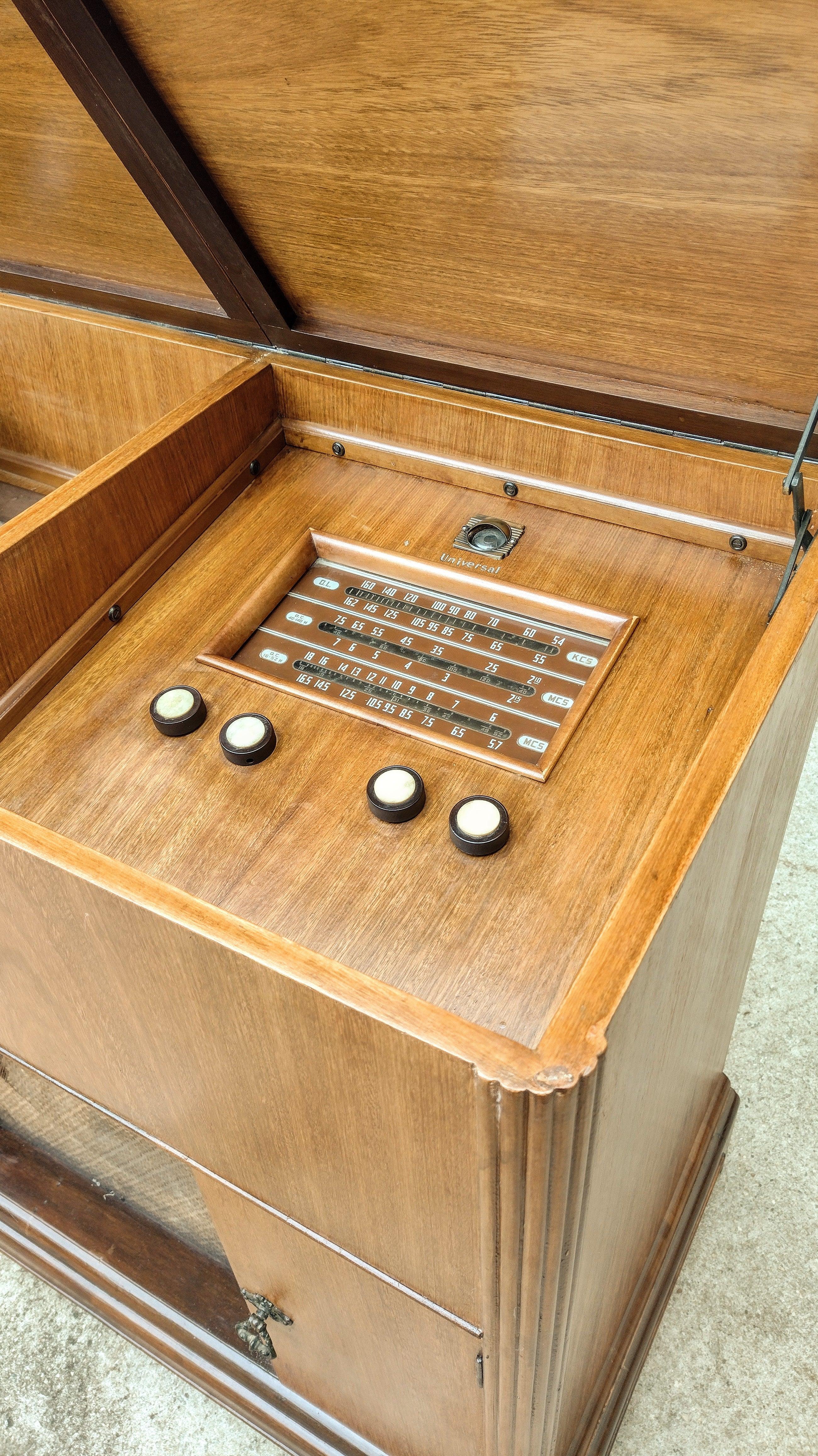 Radio Victrola Universal 1950s in Cherrywood 'Does Not Work' For Sale 1