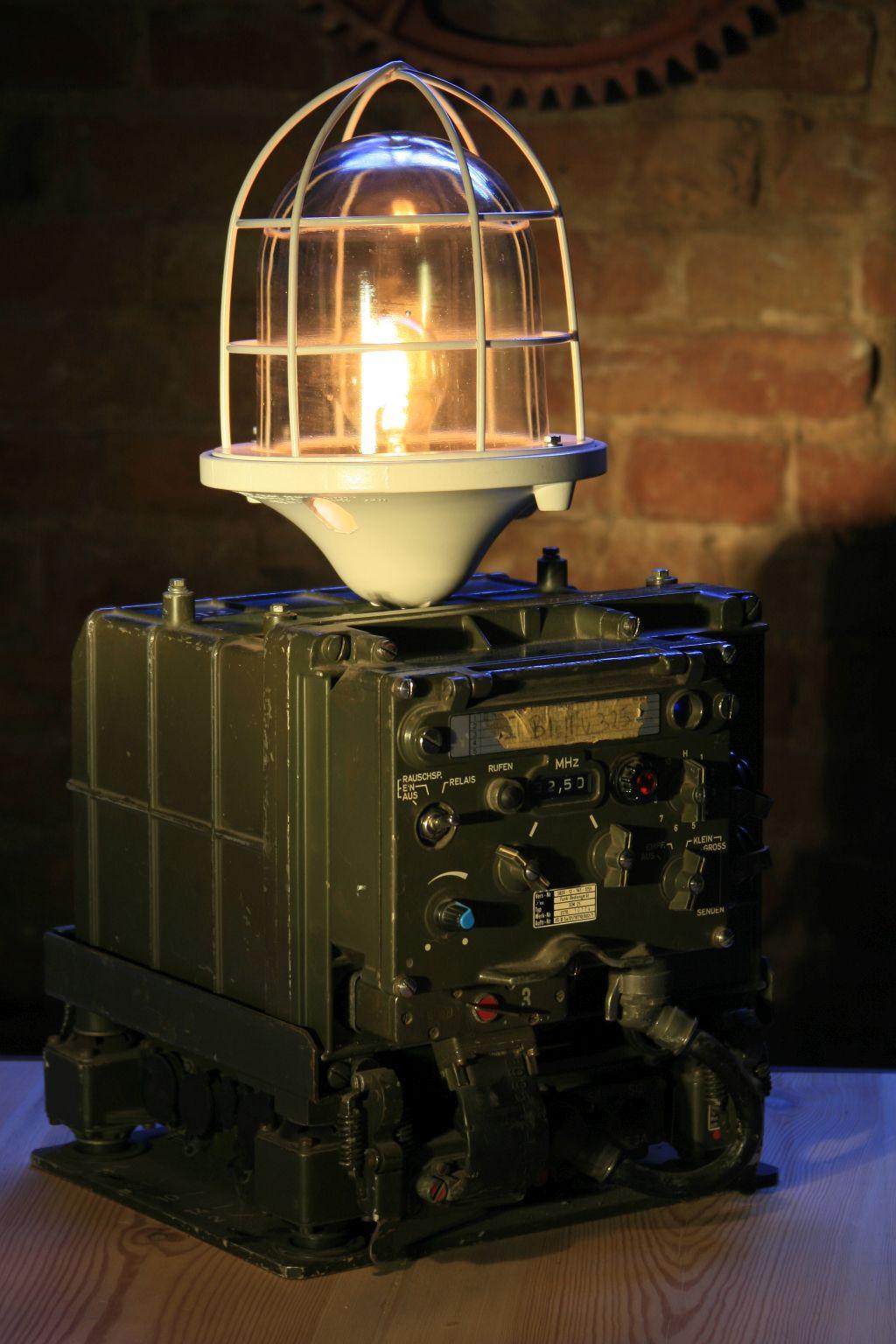 The standing lamp was created on the basis of the original military radio station from the 1960s,
which was an equipment for the German army Bundeswehr. The sea 25 model
was originally intended for use in combat and other military