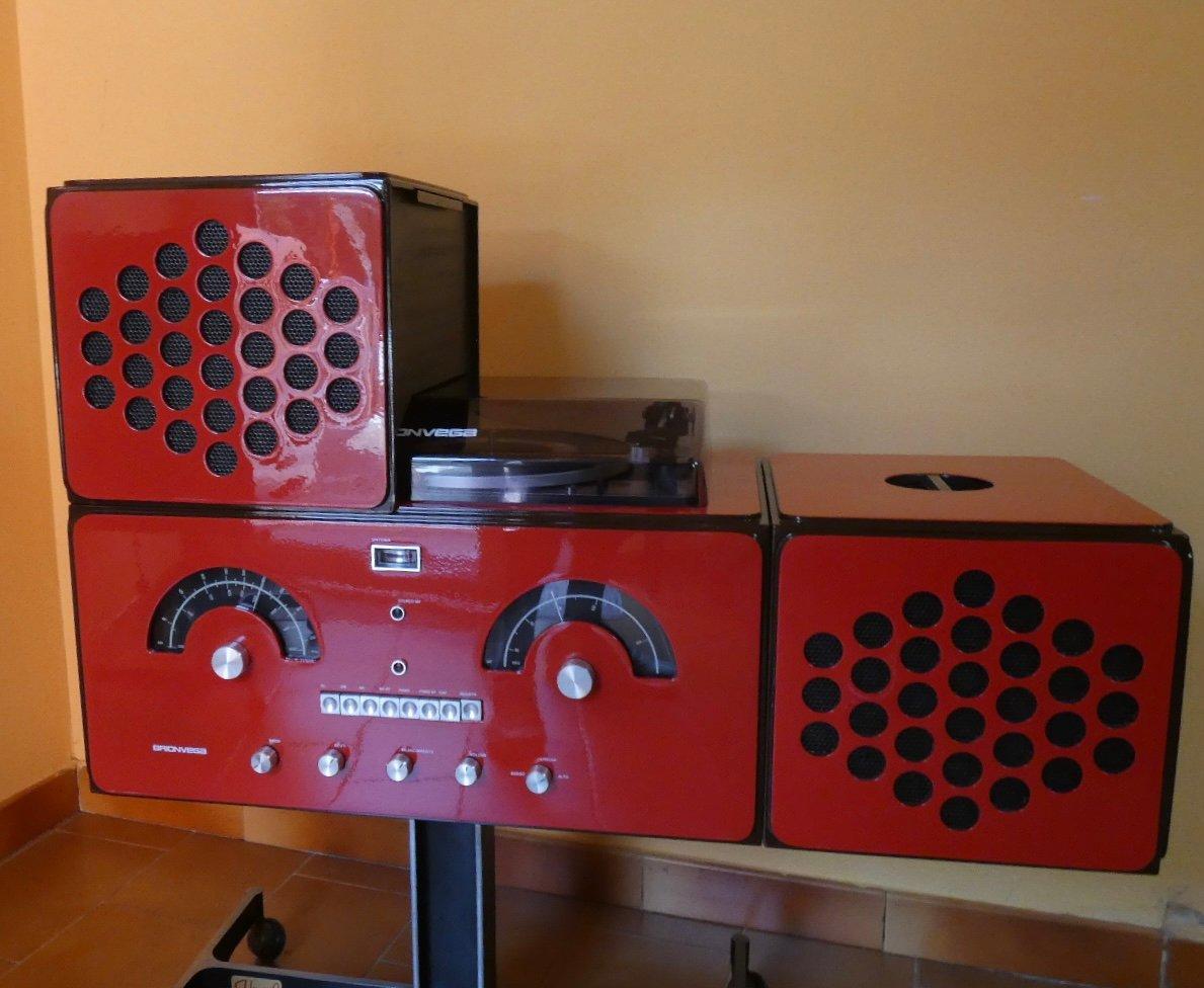 Terza serie del famoso Cubo di Brionvega RR 126 FO.
Prodotto nel 1971 e completamente restaurato presenta le seguenti caratteristiche:
- serigrafie perfette e laccatura lucida
- recappaggio dell'alimentatore e revisione elettronica
- revisione